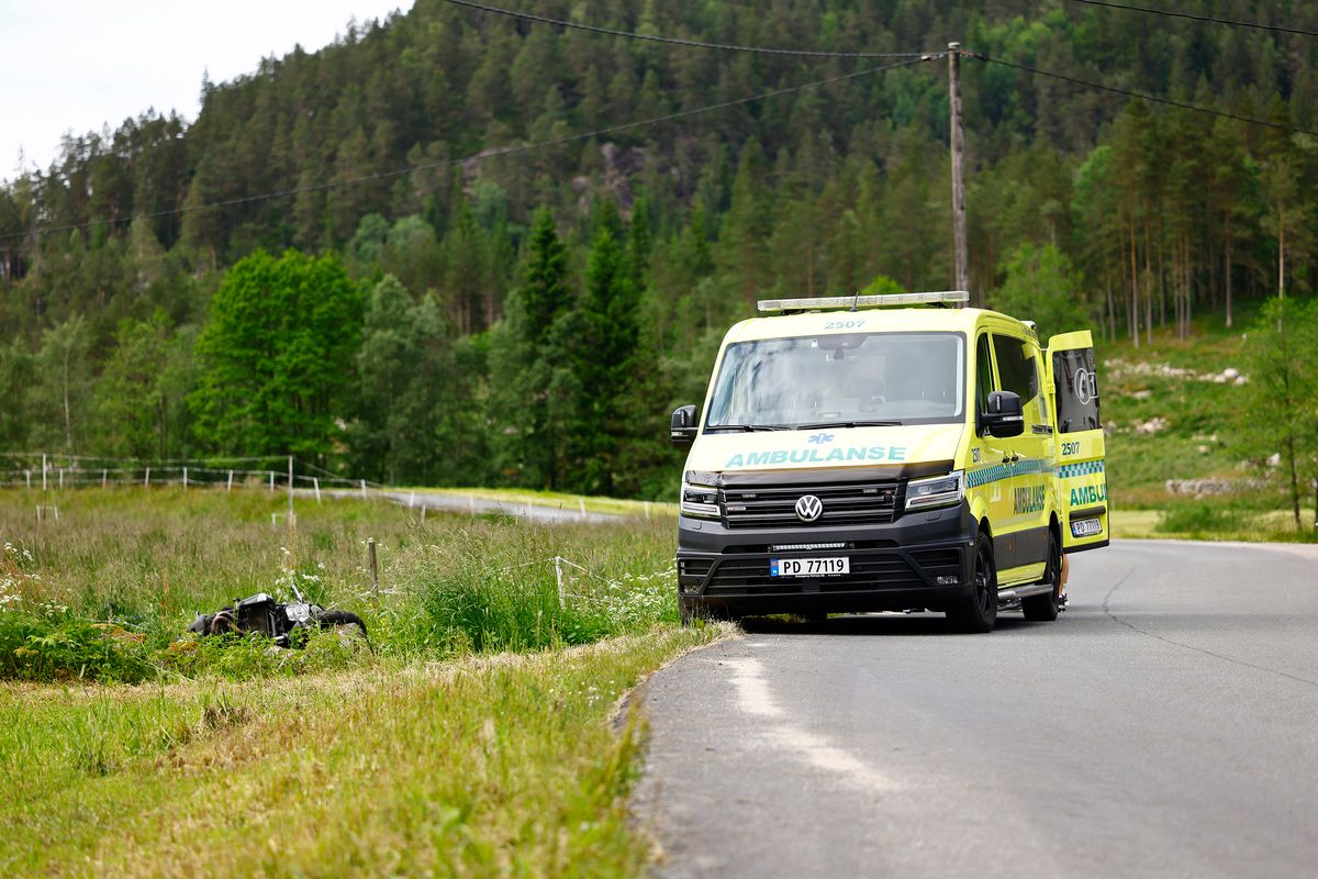 Mc-fører hentet av ambulanse etter ulykke