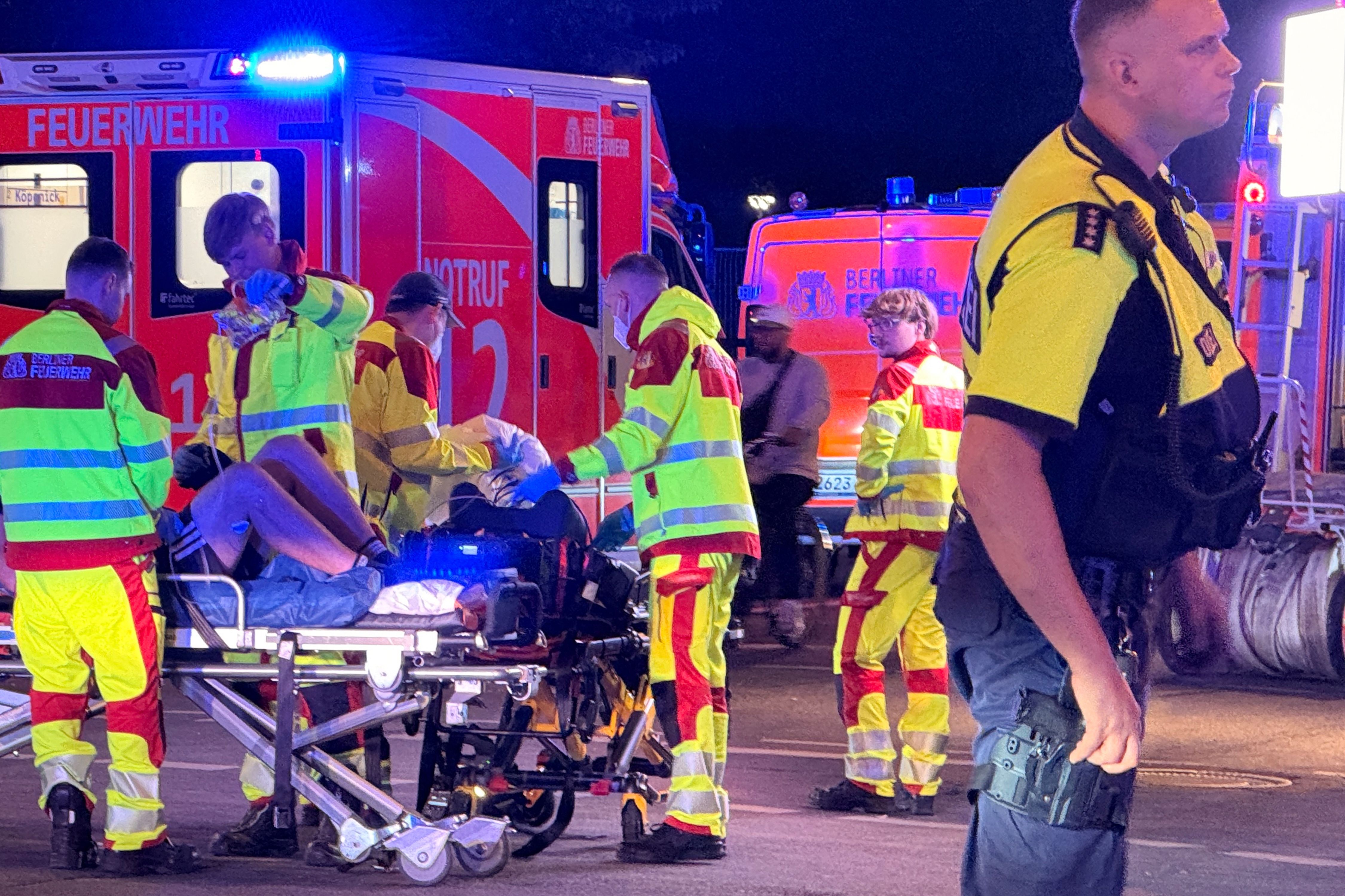 Bil kjørte inn i folke­mengde i Berlin. Minst én død og flere skadet.