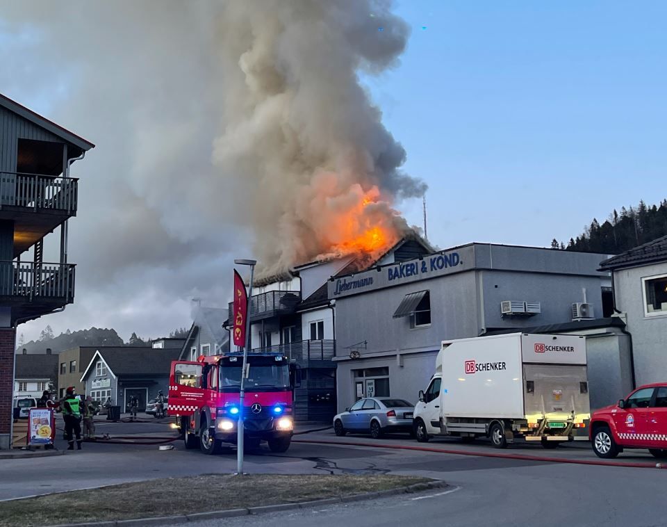 Kraftig bygningsbrann i Vennesla - fvn.no
