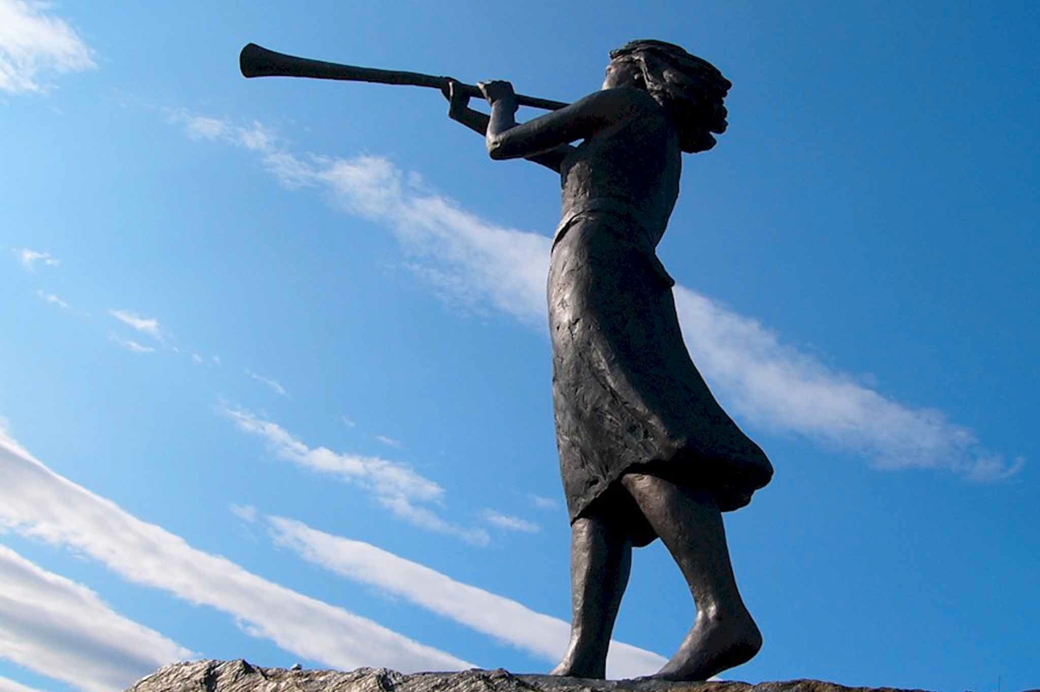 -Reis en statue av Guri Kunna ved skolen - froya.no