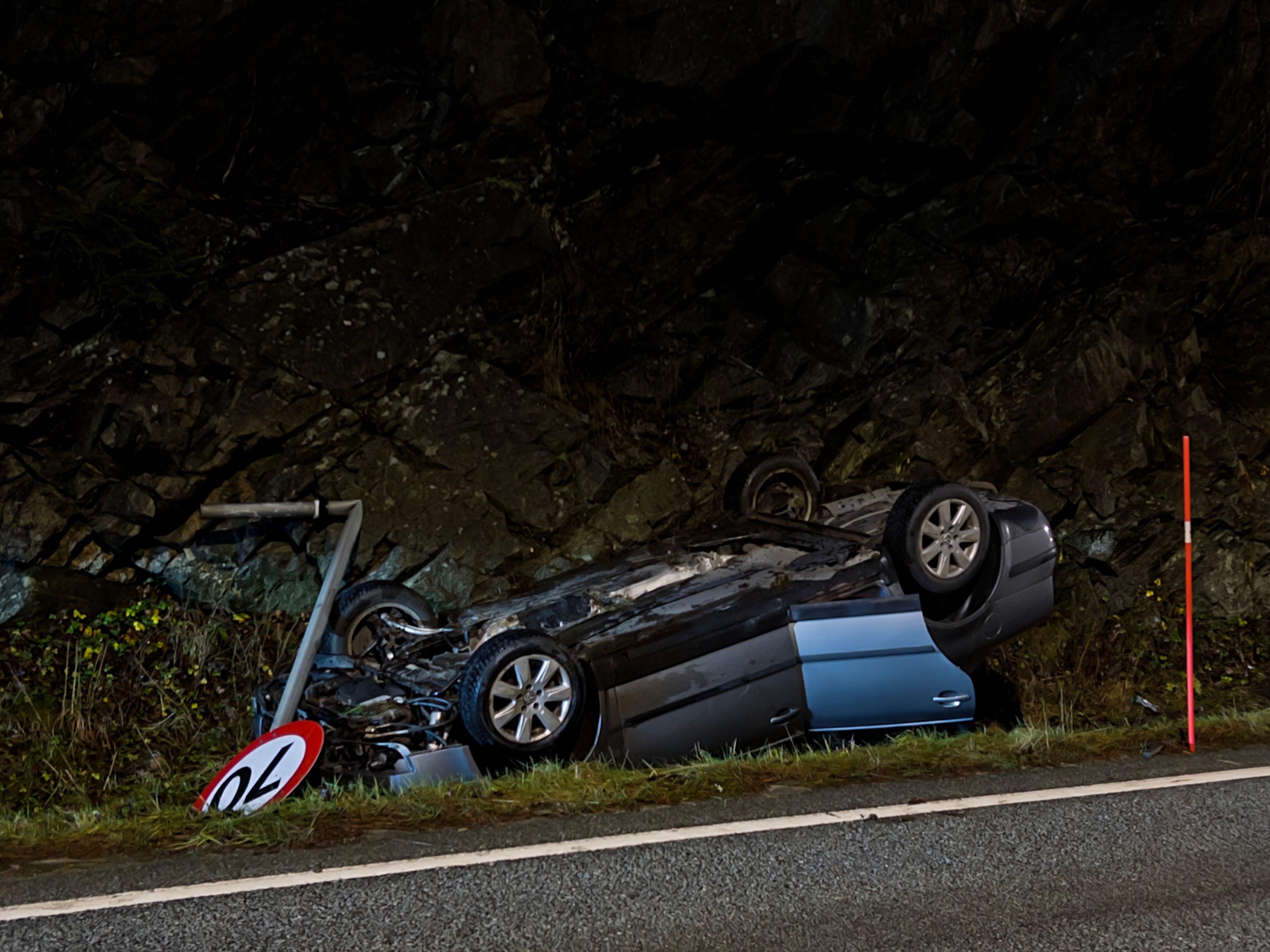 Havnet på taket. Fører hjulpet ut av bilen.