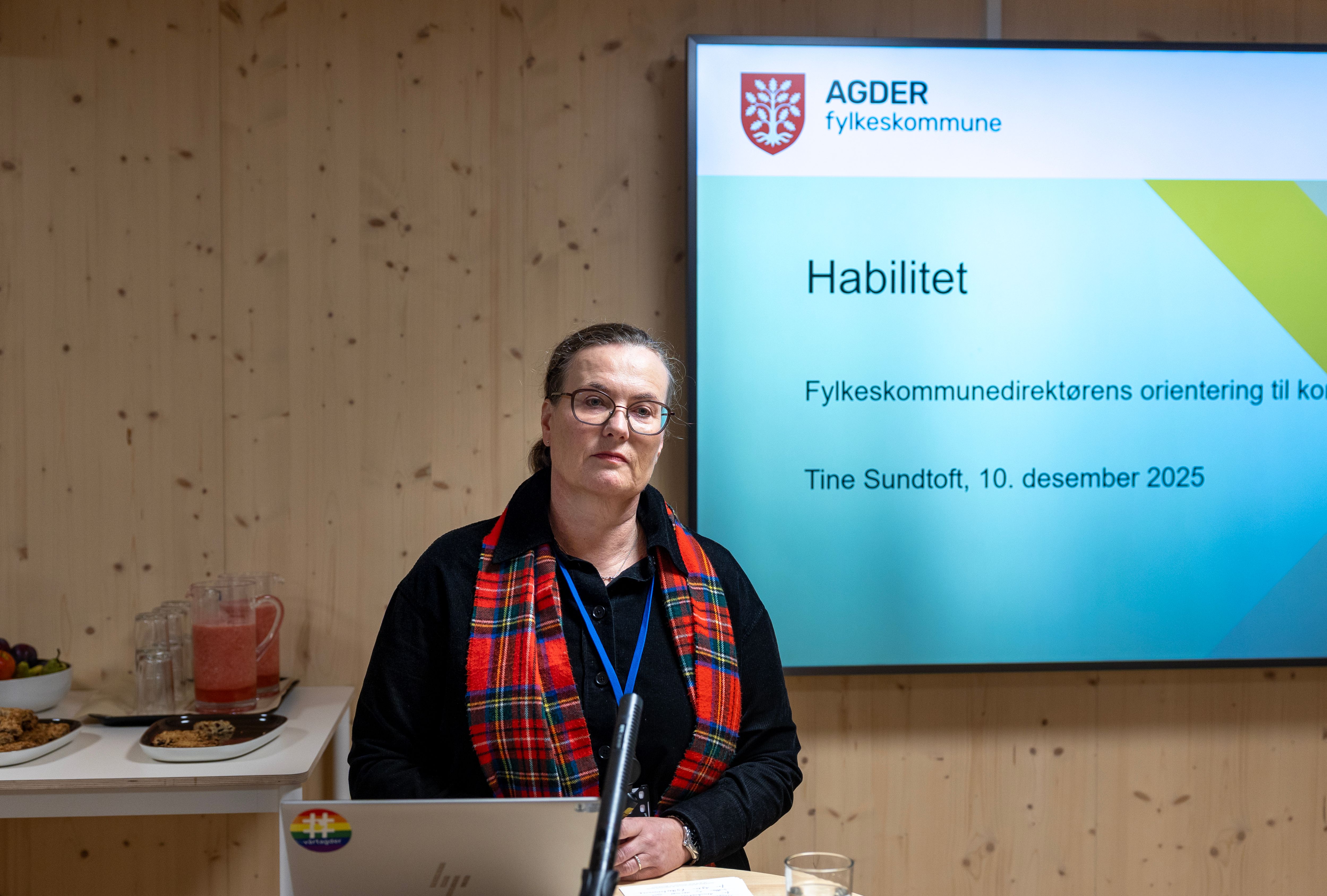 Etterlatt inntrykk er en fylkeskommunedirektør som får panikk når NRK banker på døren