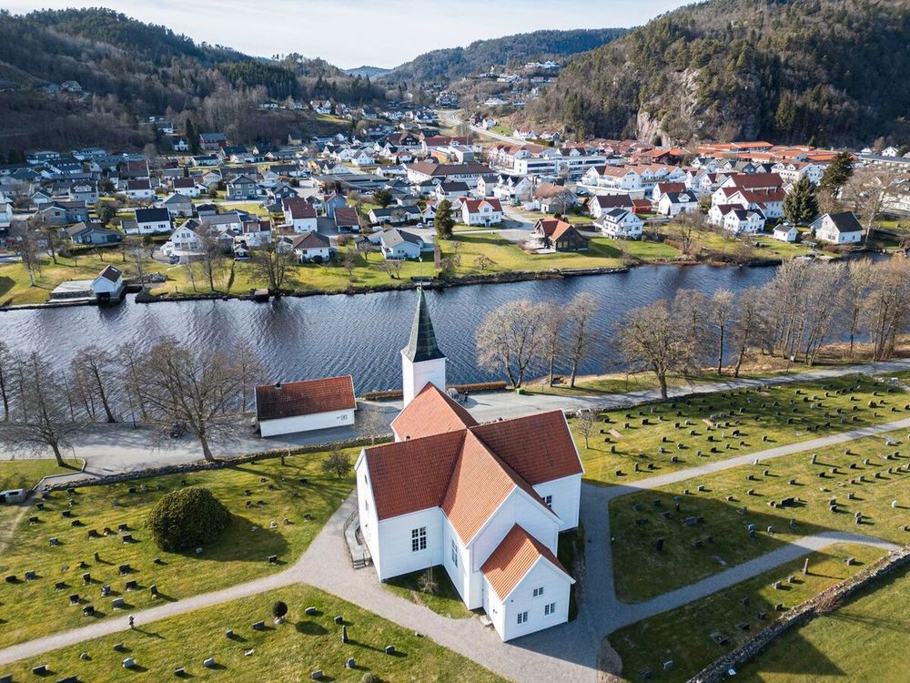 Oppfordrer til å flagge på halv stang