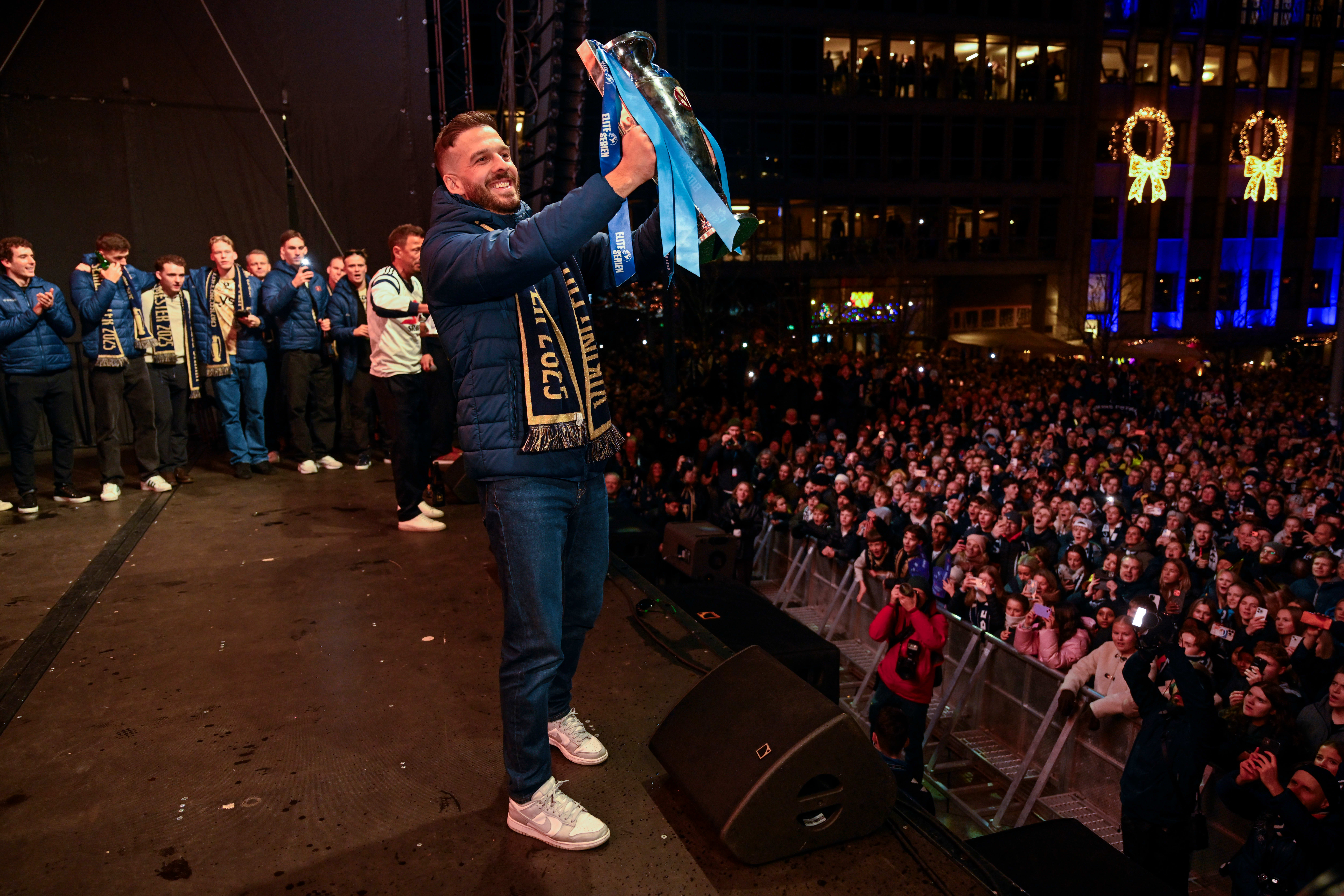 Vikings gullhelter hyllet av folket – besøkte barneavdelingen på sykehuset først