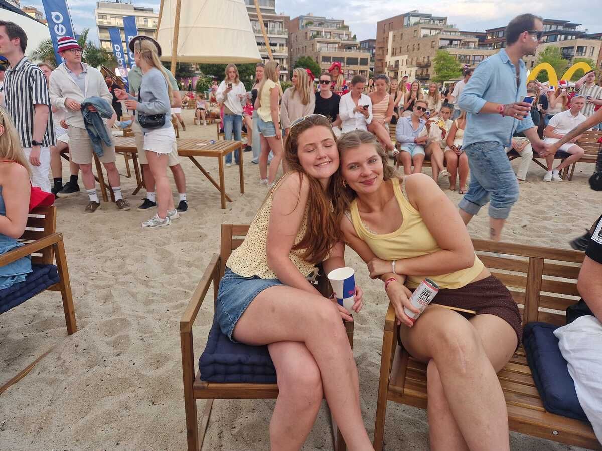 Flytter møbler for å se kampen