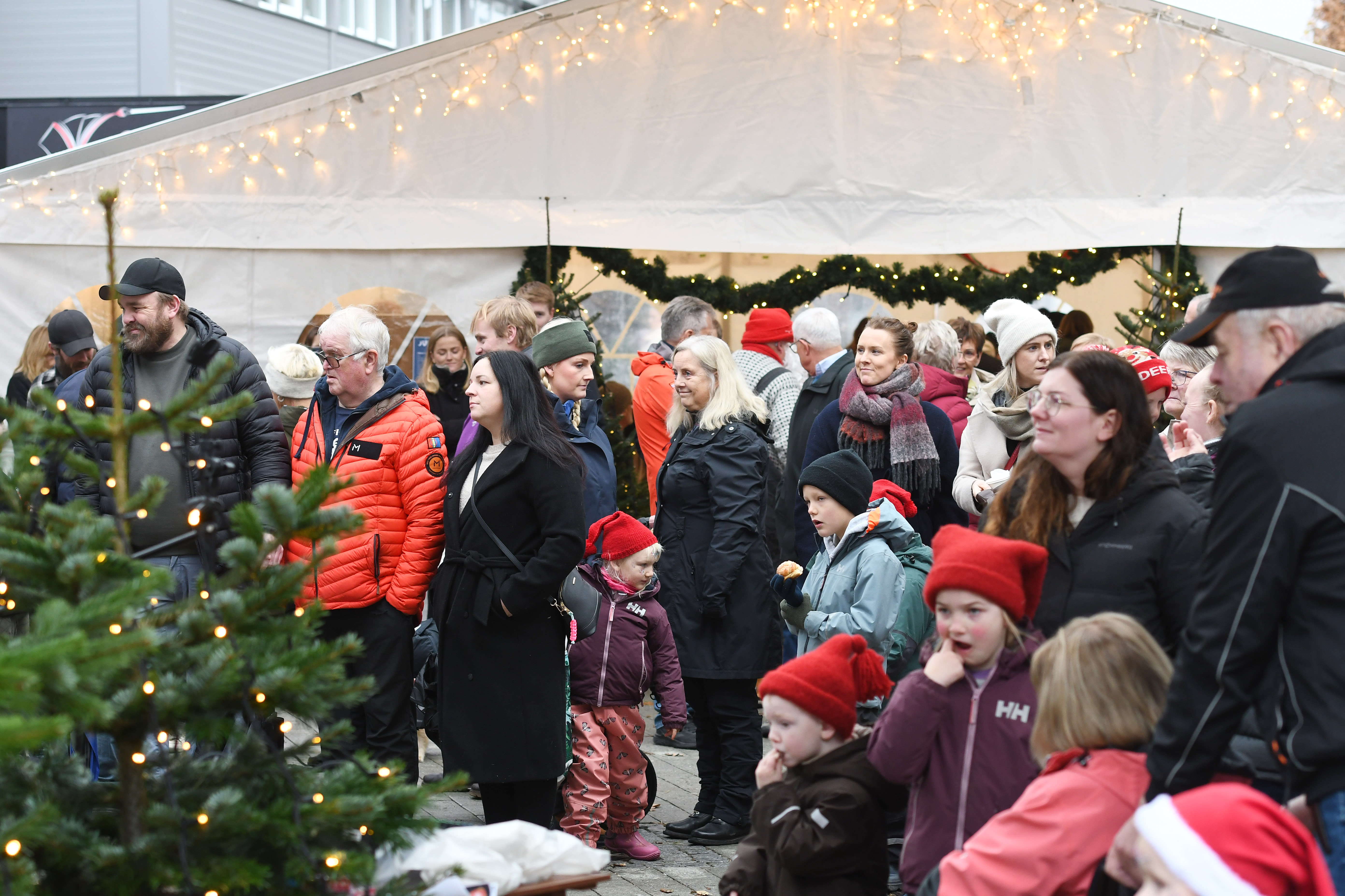 Folk strømmet til sentrum da Julebyen åpnet