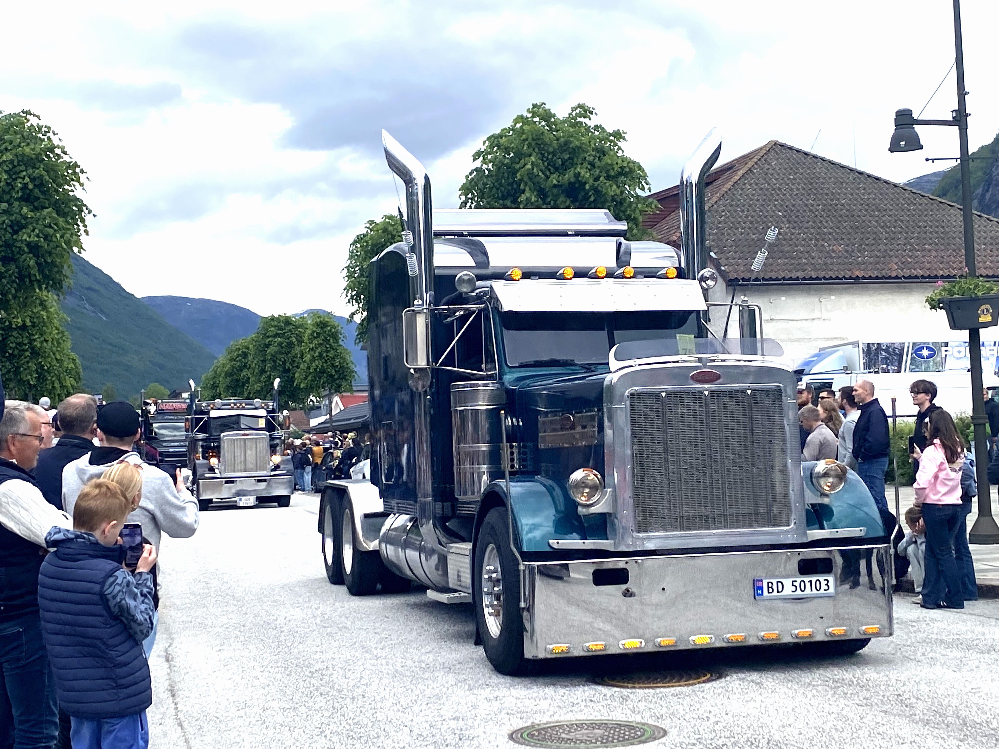 Sjå bilde frå storbil­paraden i Stryn her - fjuken.no