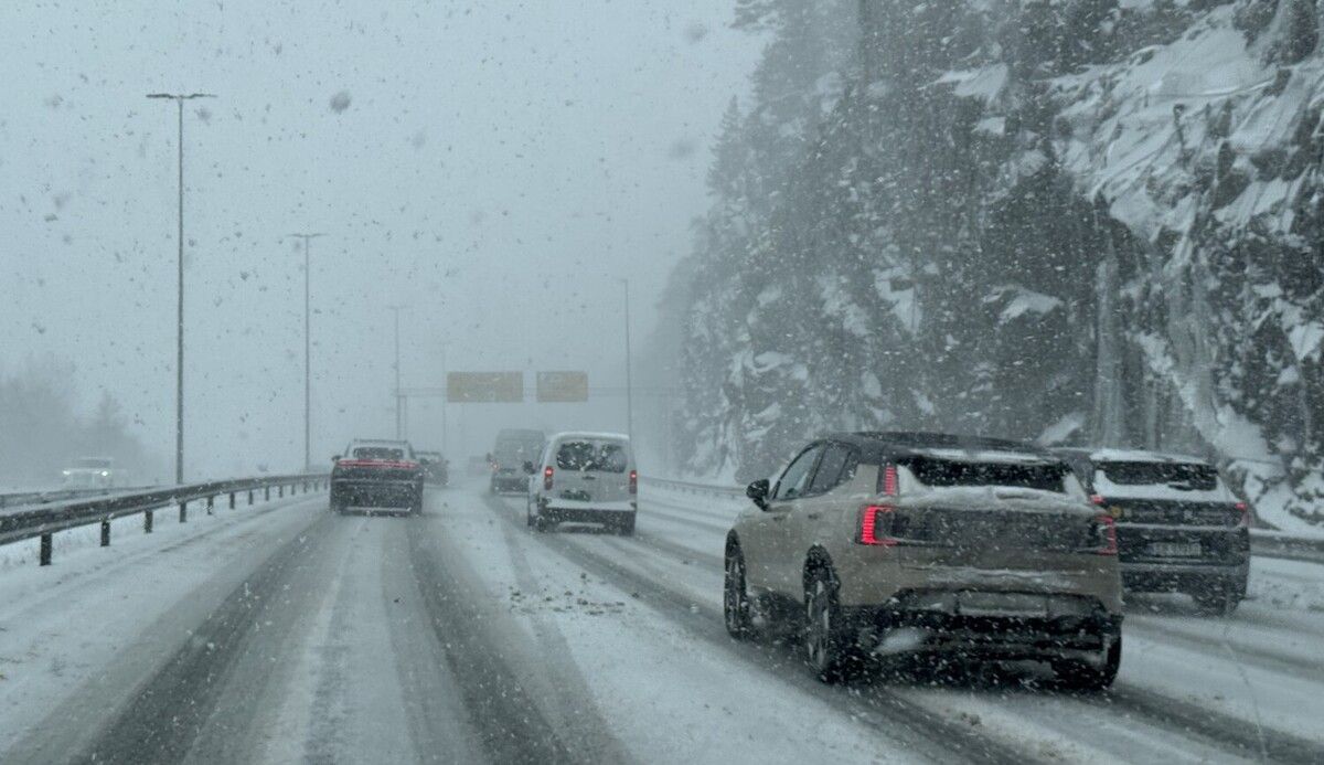 Nå laver snøen ned: – Får ikke strødd