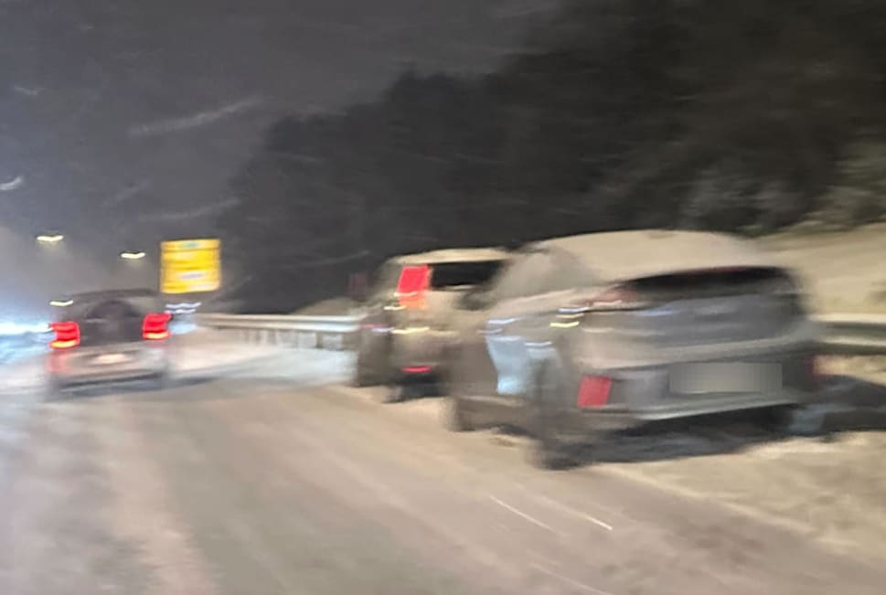 Snøen laver ned på E18 – to biler har kolli­dert