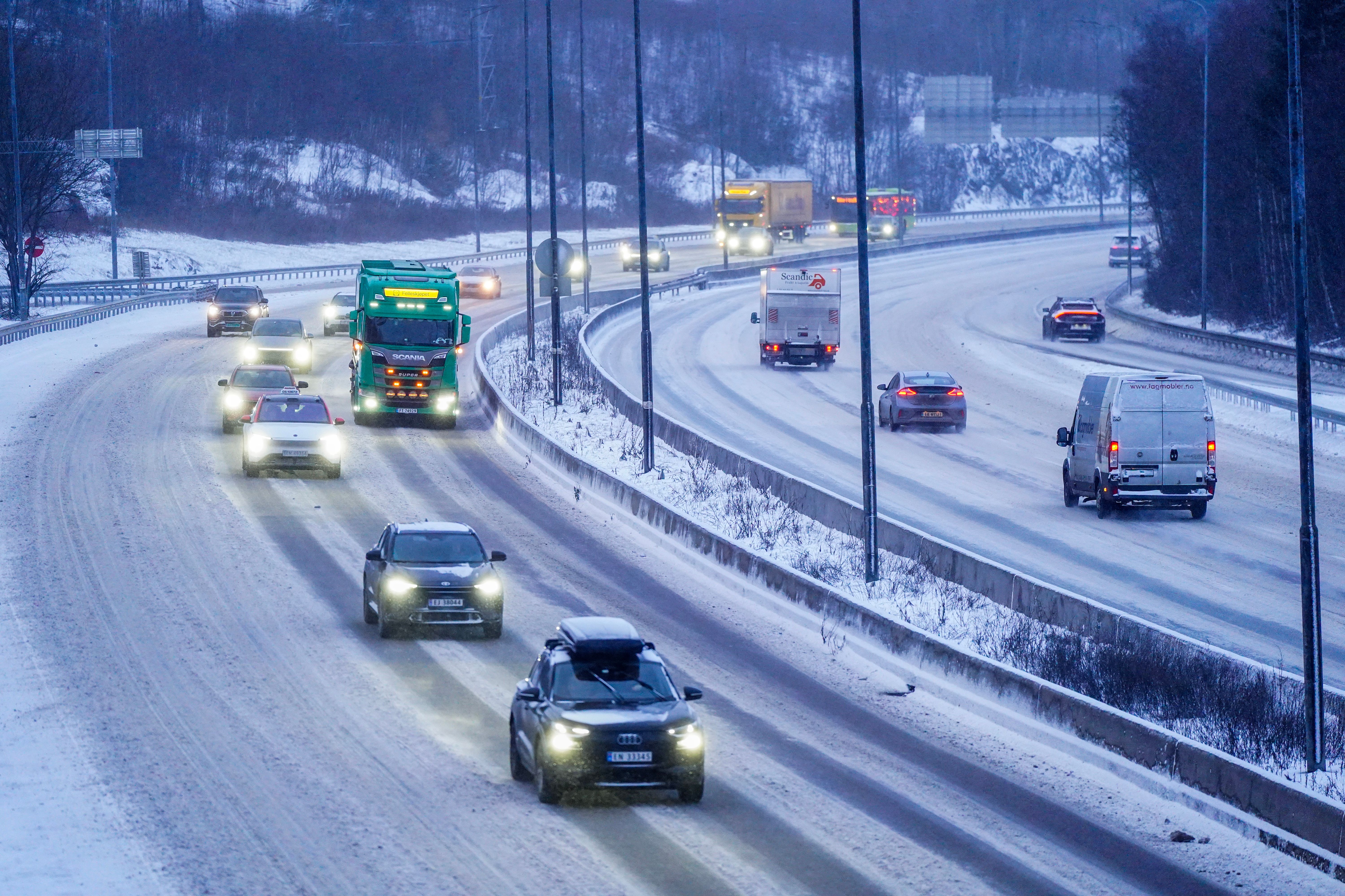 Glatte veier p&aring; &Oslash;stlandet &ndash; senk hastigheten
