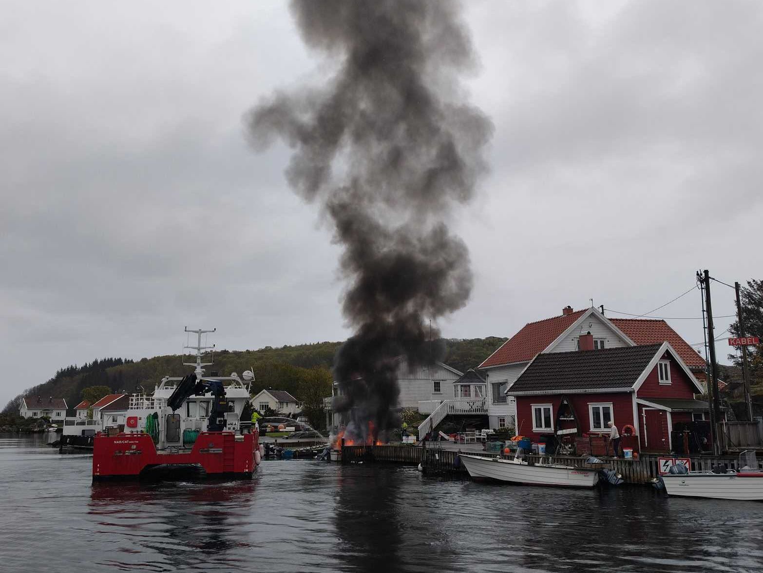 Båt tok fyr