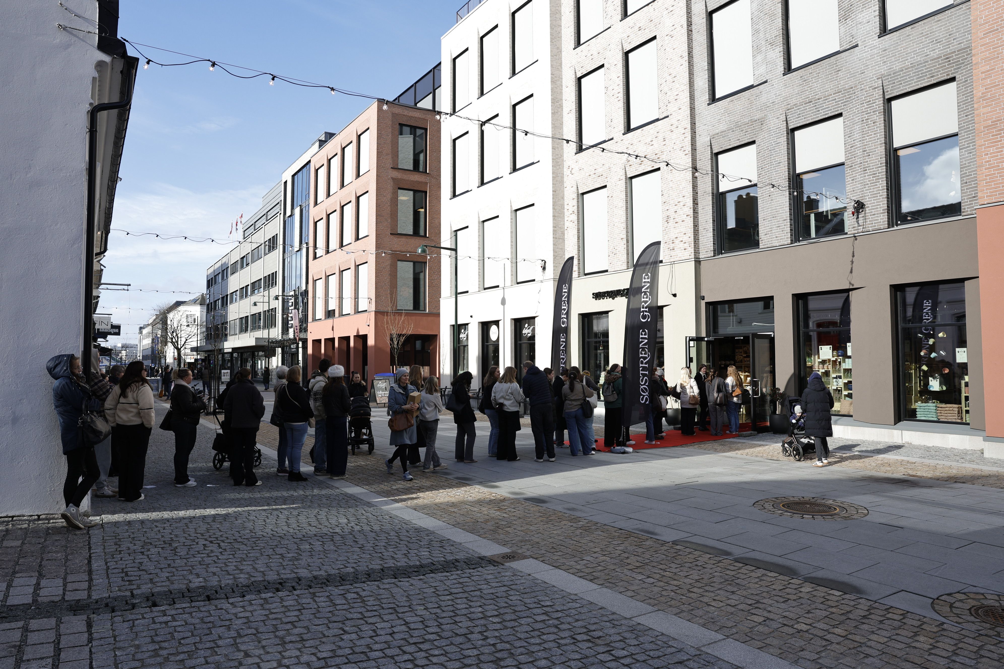 Lang kø før butikk gjør comeback