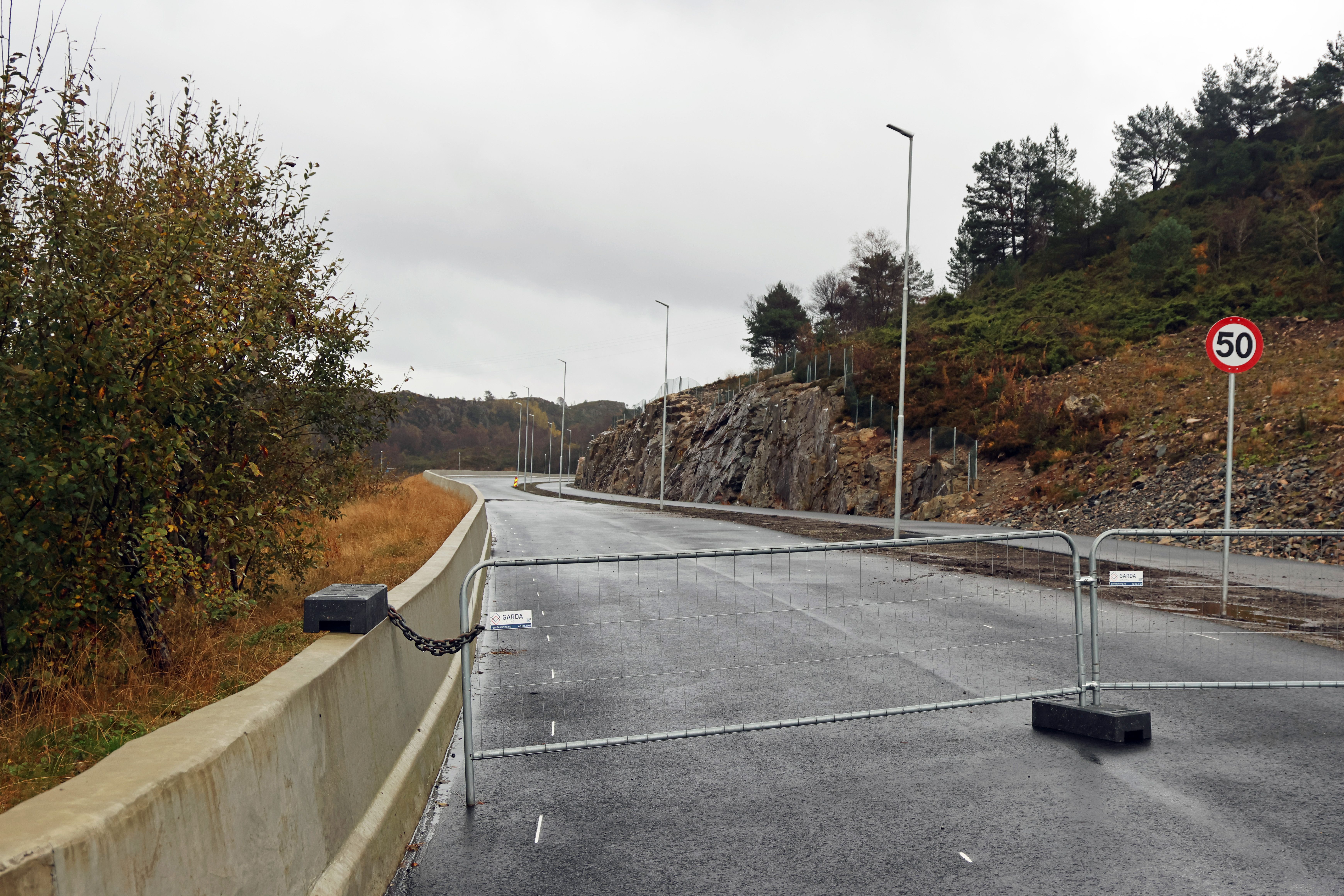 Den nye veien ser ferdig ut, men har ikke åpnet - vestnytt.no