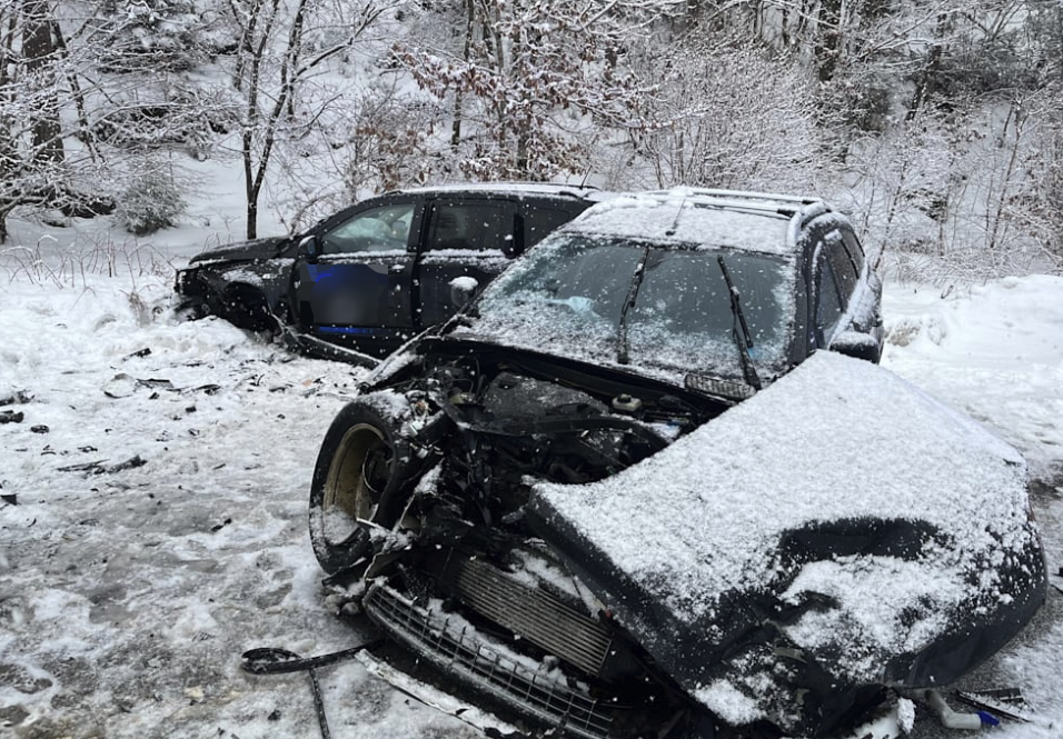 Vei stengt etter ulykke: – Glatt veibane