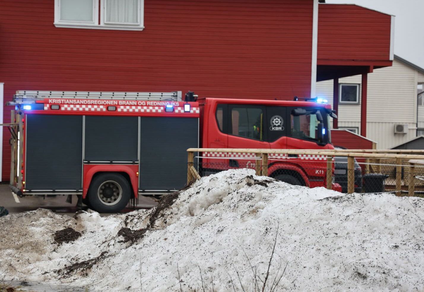 Nabo: – Kom mye røyk ut av leiligheten