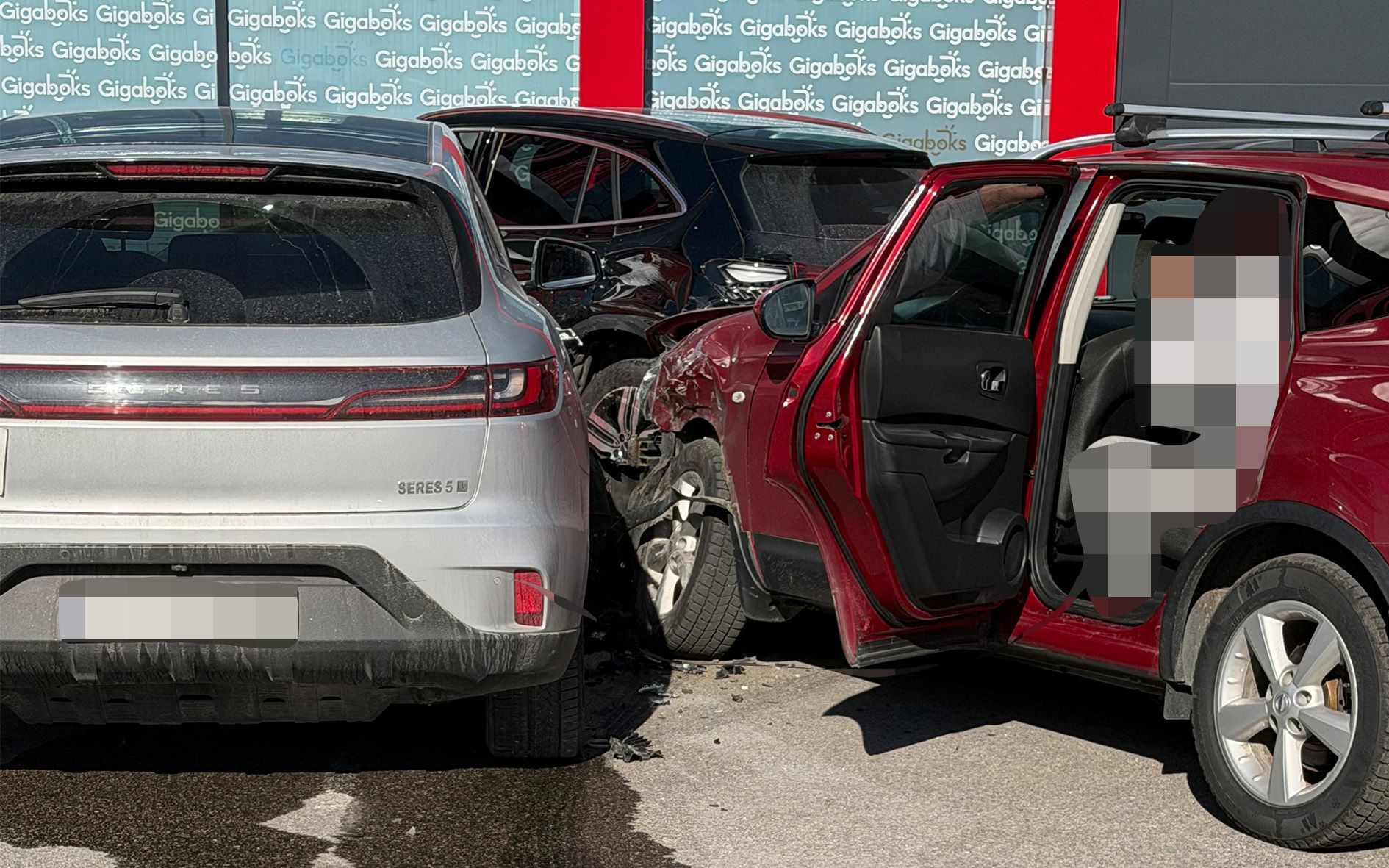 Har kjørt inn i bygning i Sørlands­parken – tre biler involvert