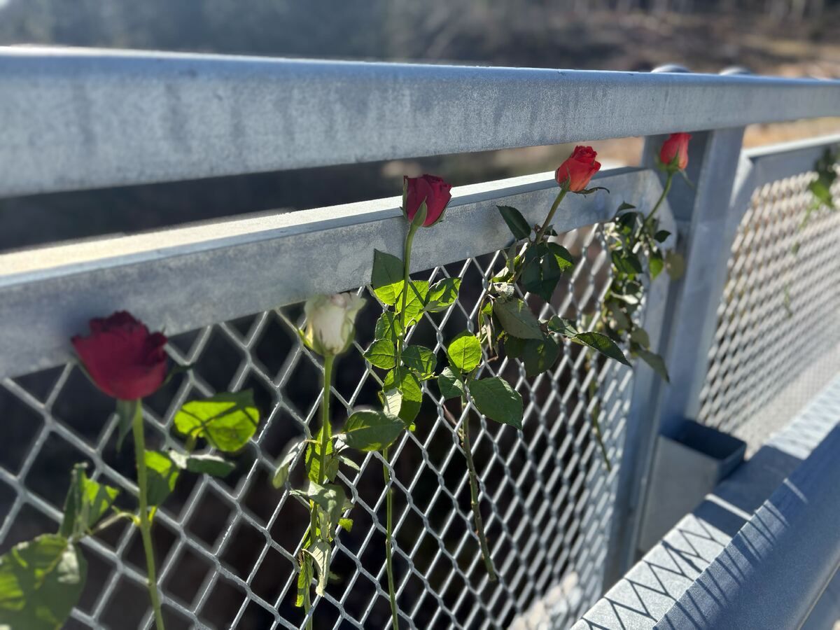 Stenger fylkesvei under minnemarkering