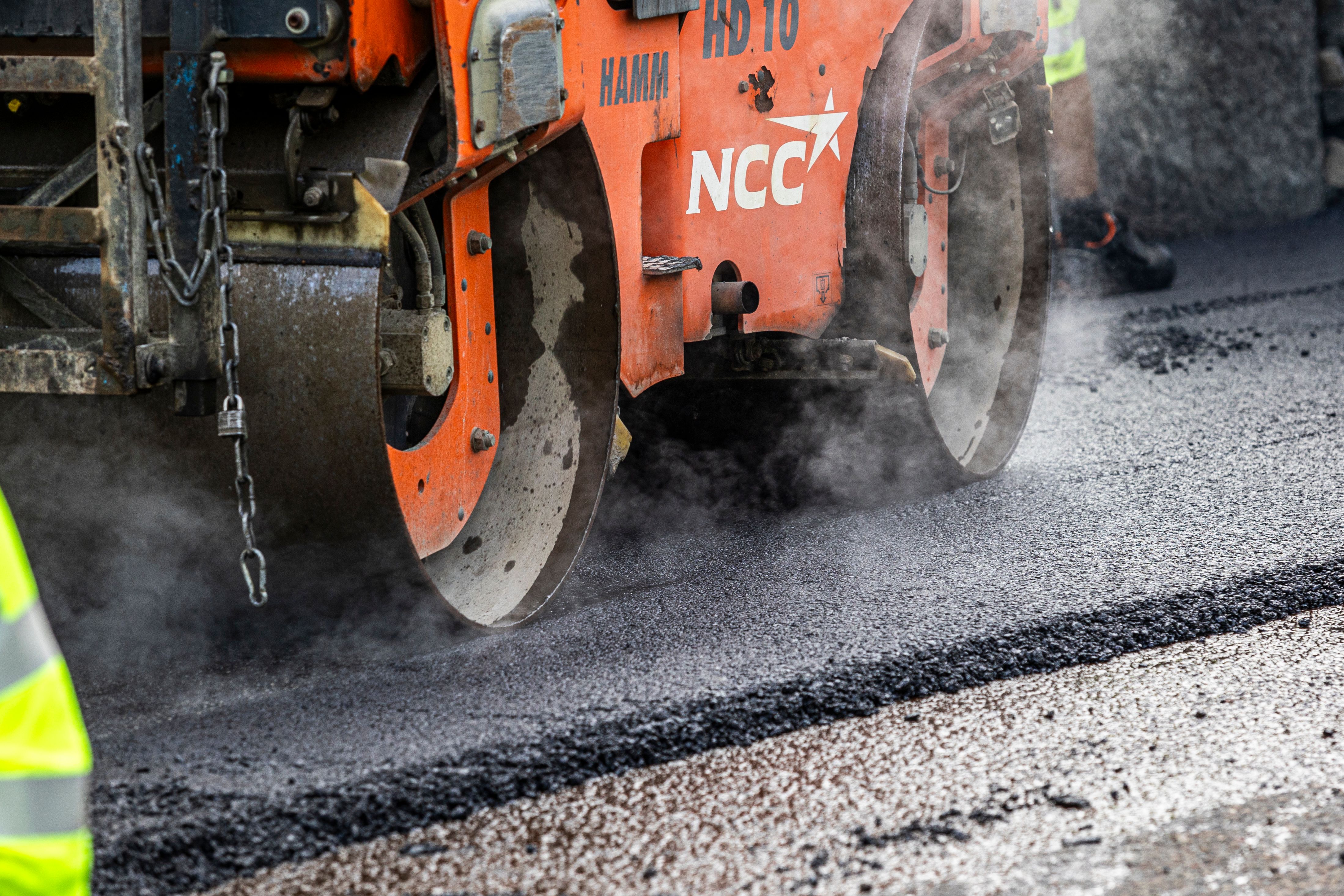 Disse veiene skal asfal­teres. Ber bilister ta hensyn.