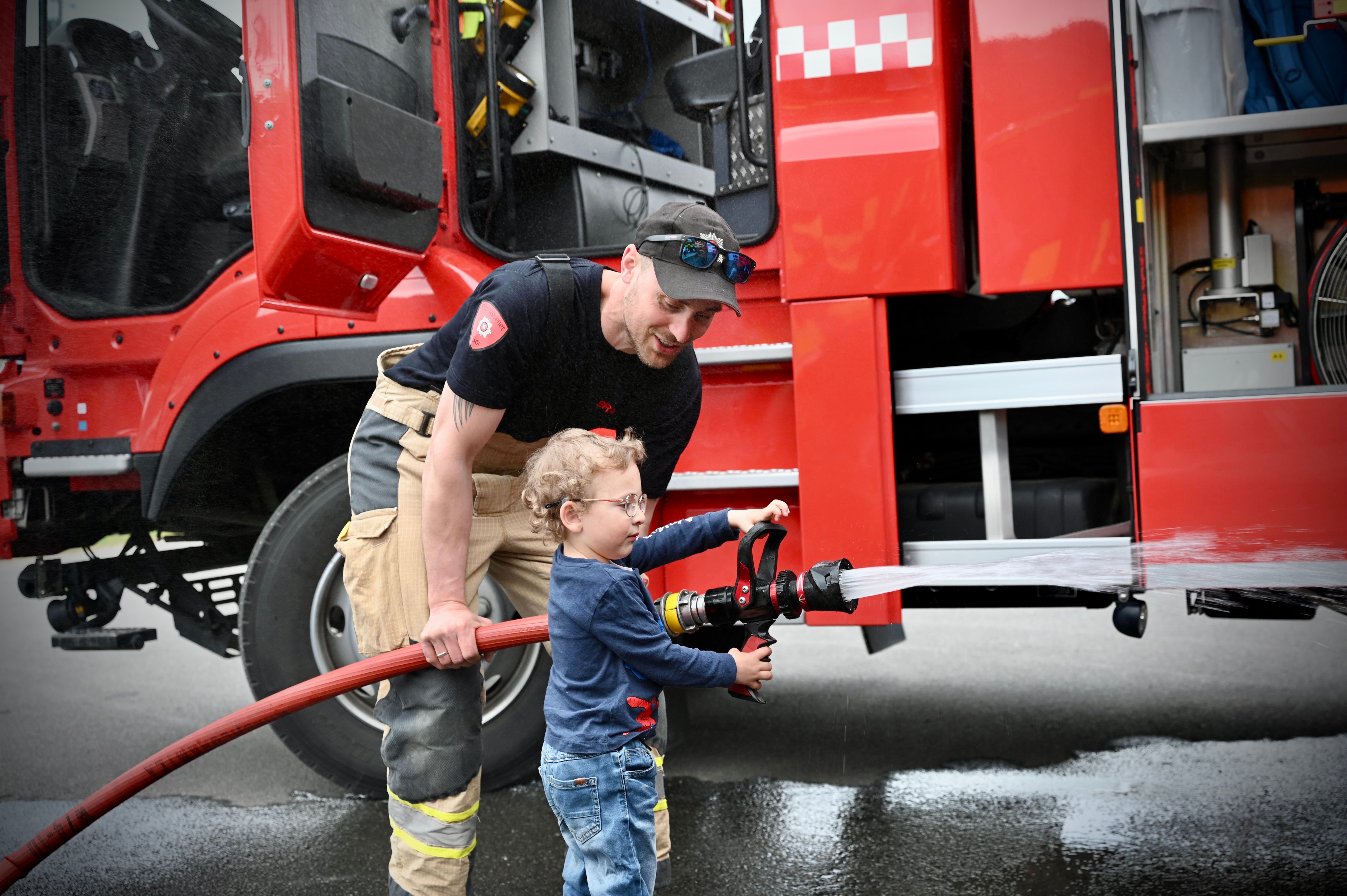 Oliver (3) fikk prøve seg som brannkonstabel under vårsleppet