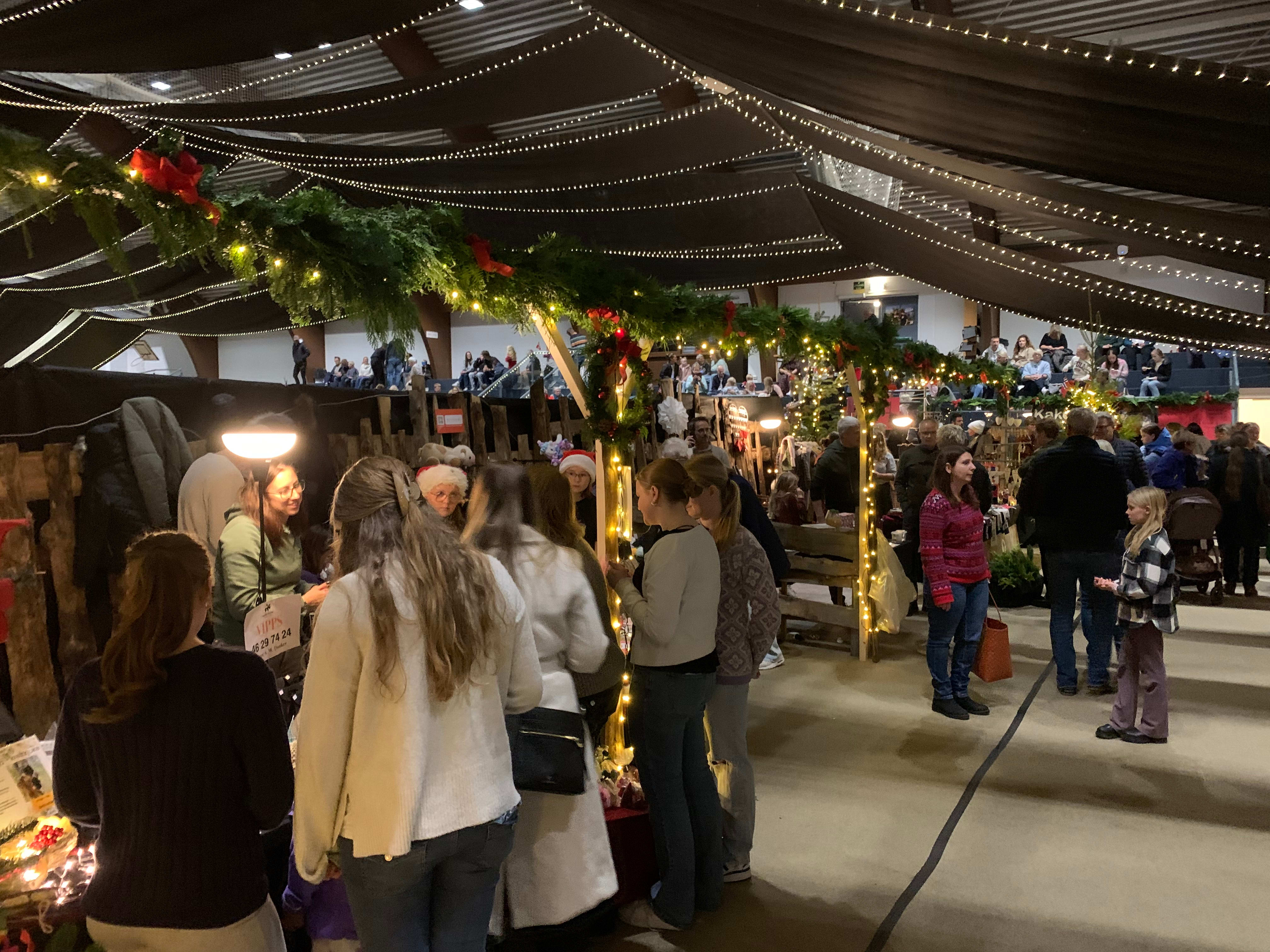 – Vi kan love god stemning og varme smil. Og en god porsjon juleglede.
