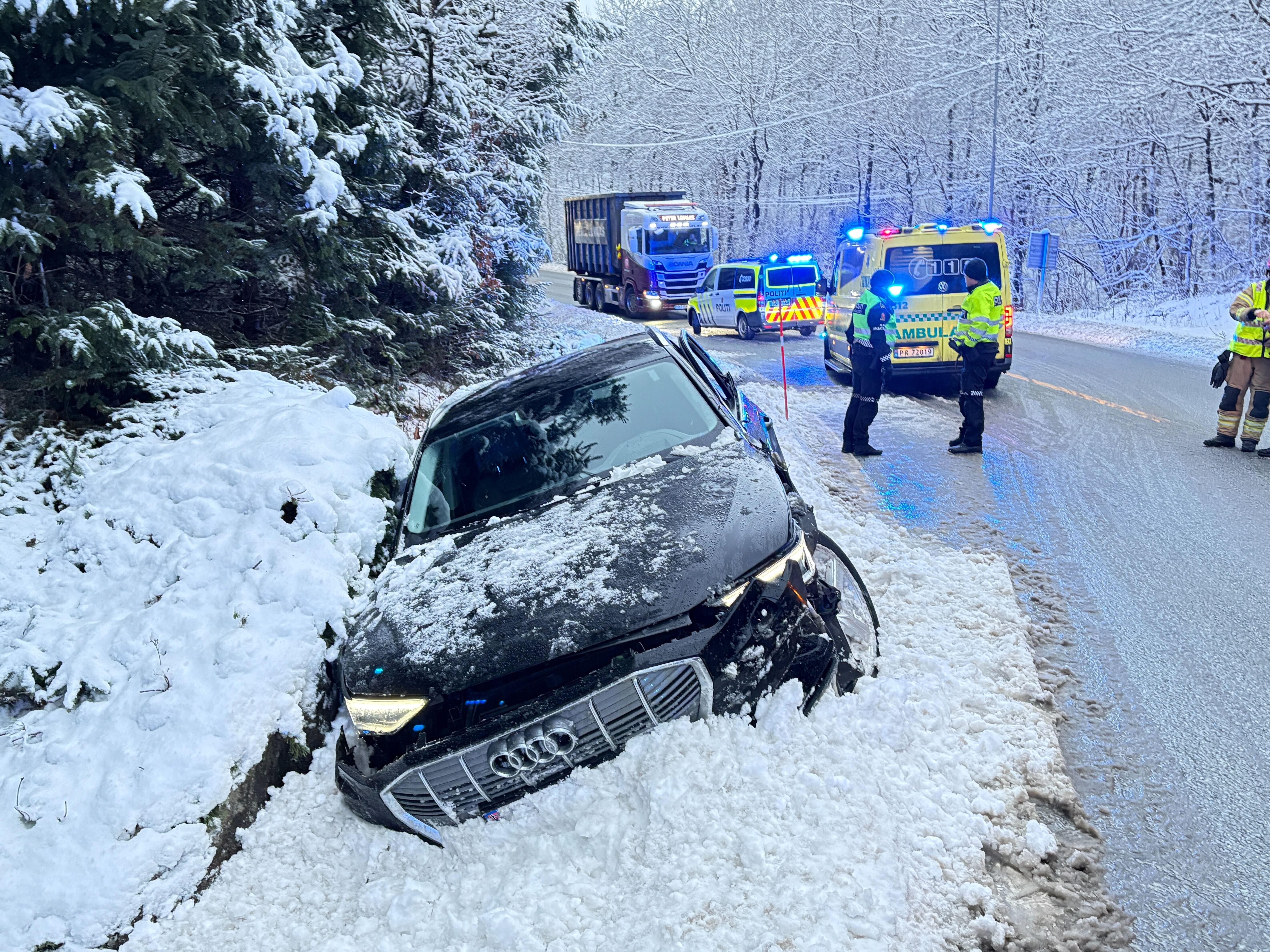 Bil og lastebil involvert i ulykke