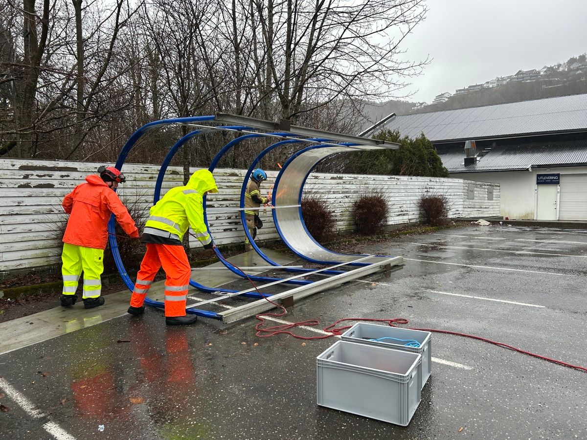 Skur har løsnet og truffet biler