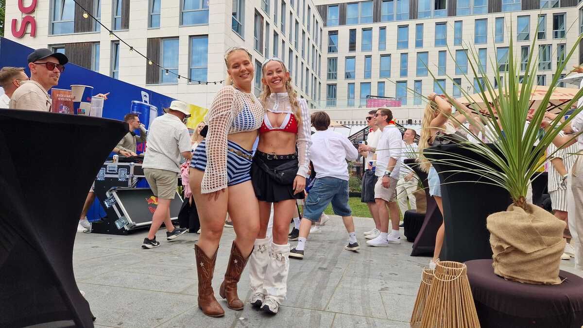 Koser seg på intimfest