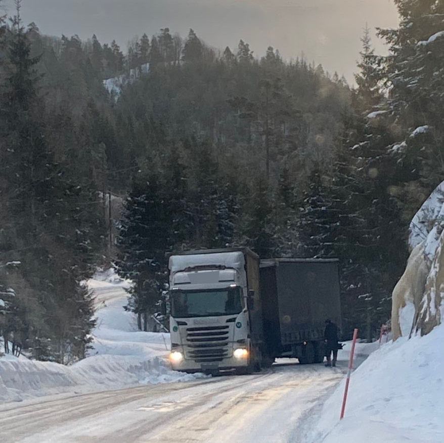 Trailer står fast: – Svært glatt