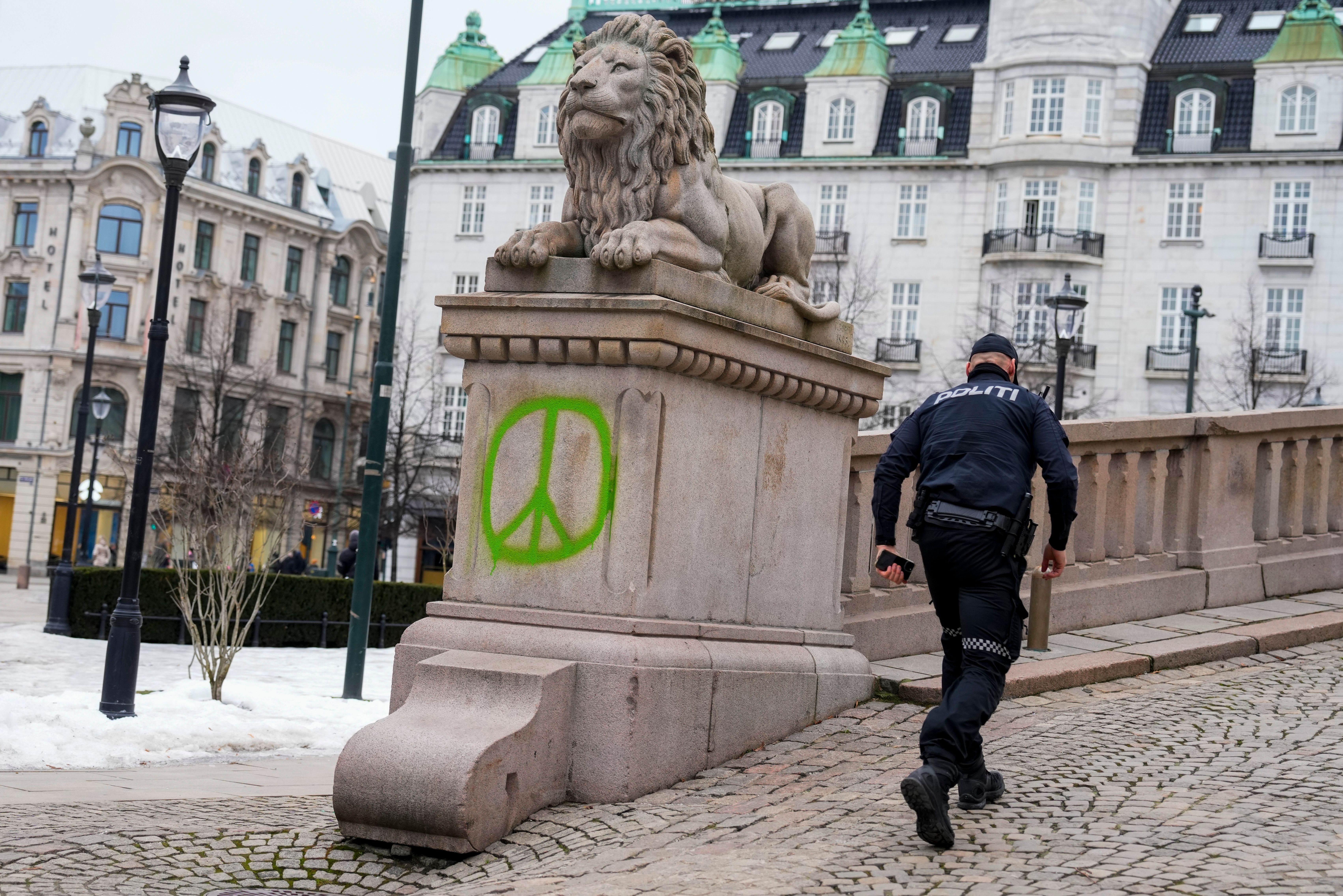 Stortinget og Slottet utsatt for tagging - smp.no