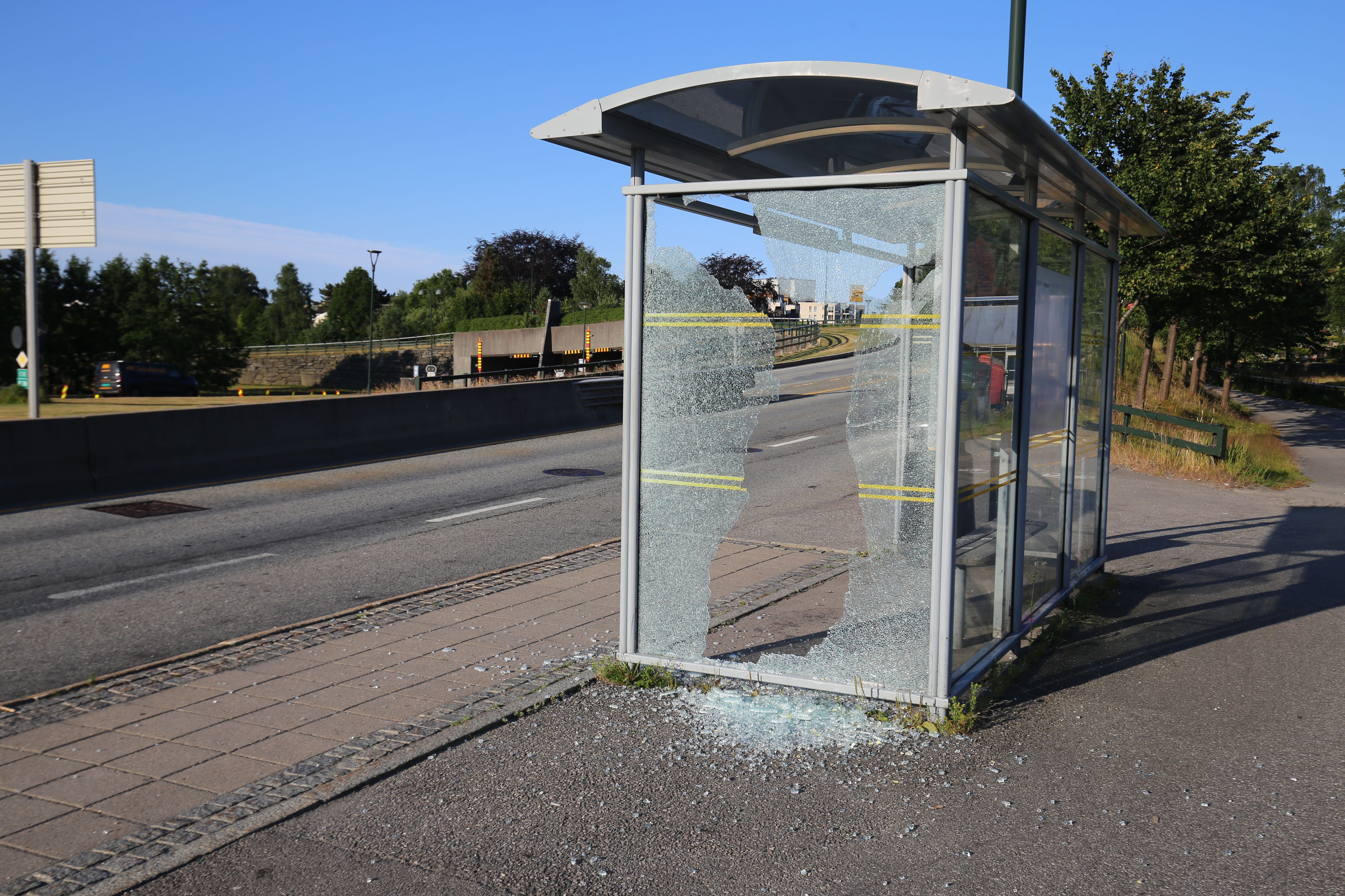 Slik ser det ut på busstoppene: Minst fire ramponert