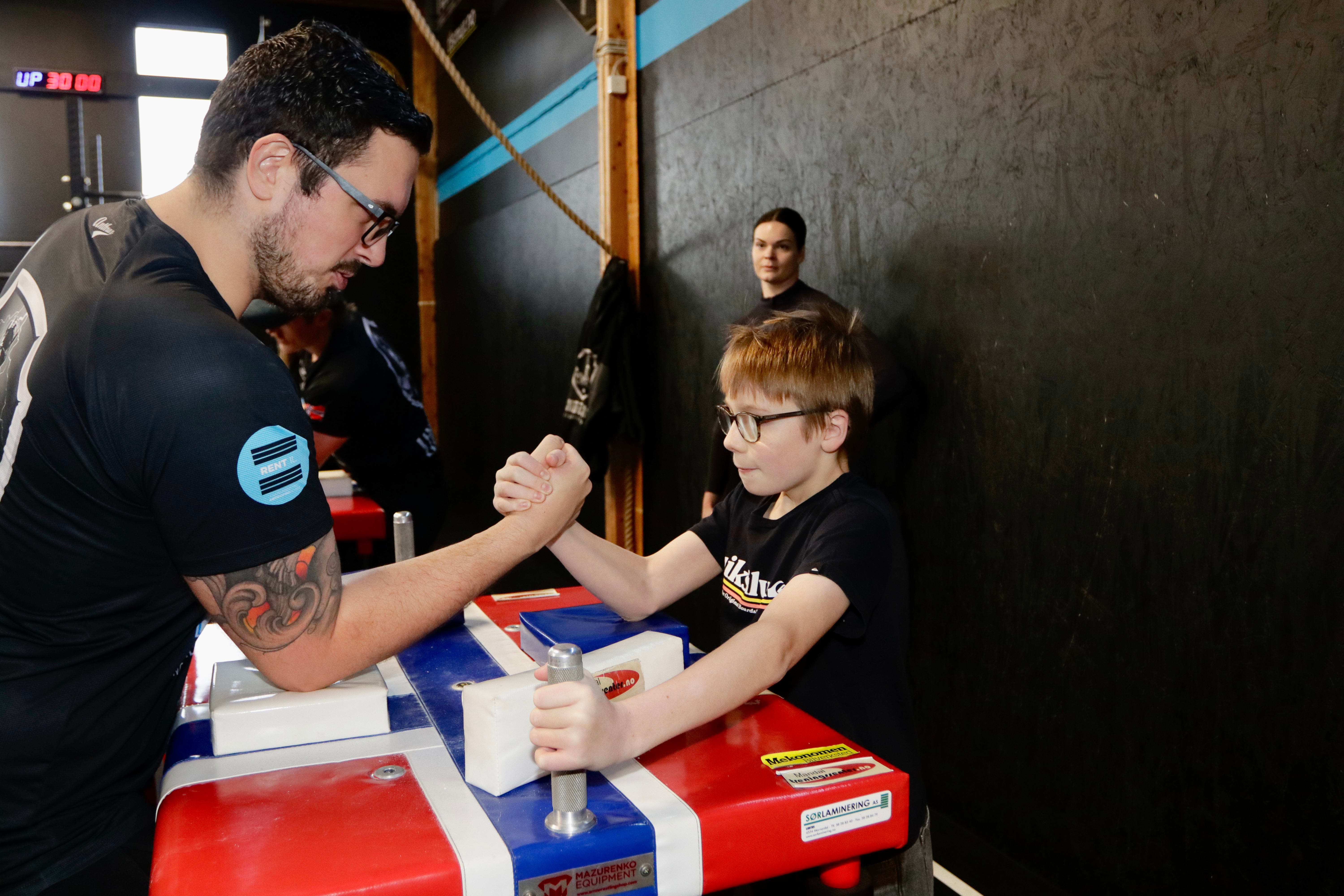 Små og store fikk lære seg å bryte håndbak