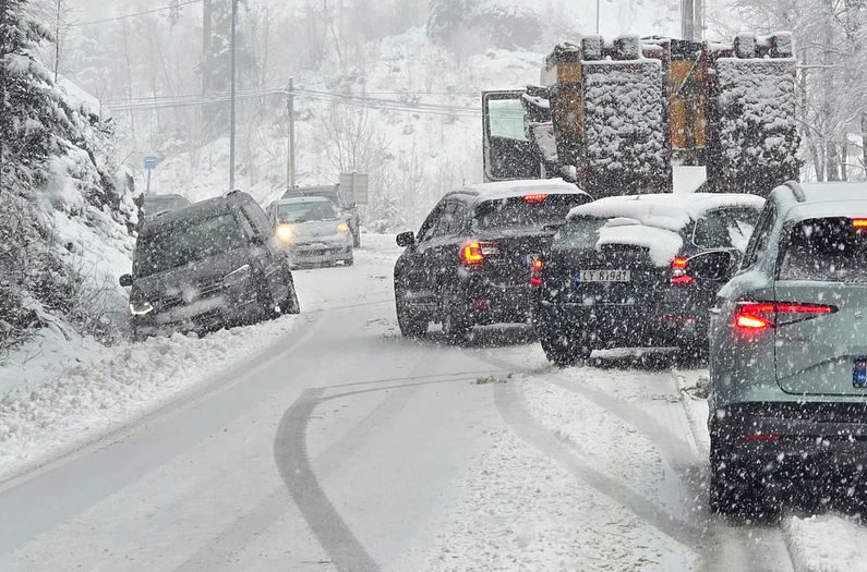 Bil har kjørt utfor: – Speilglatte veier