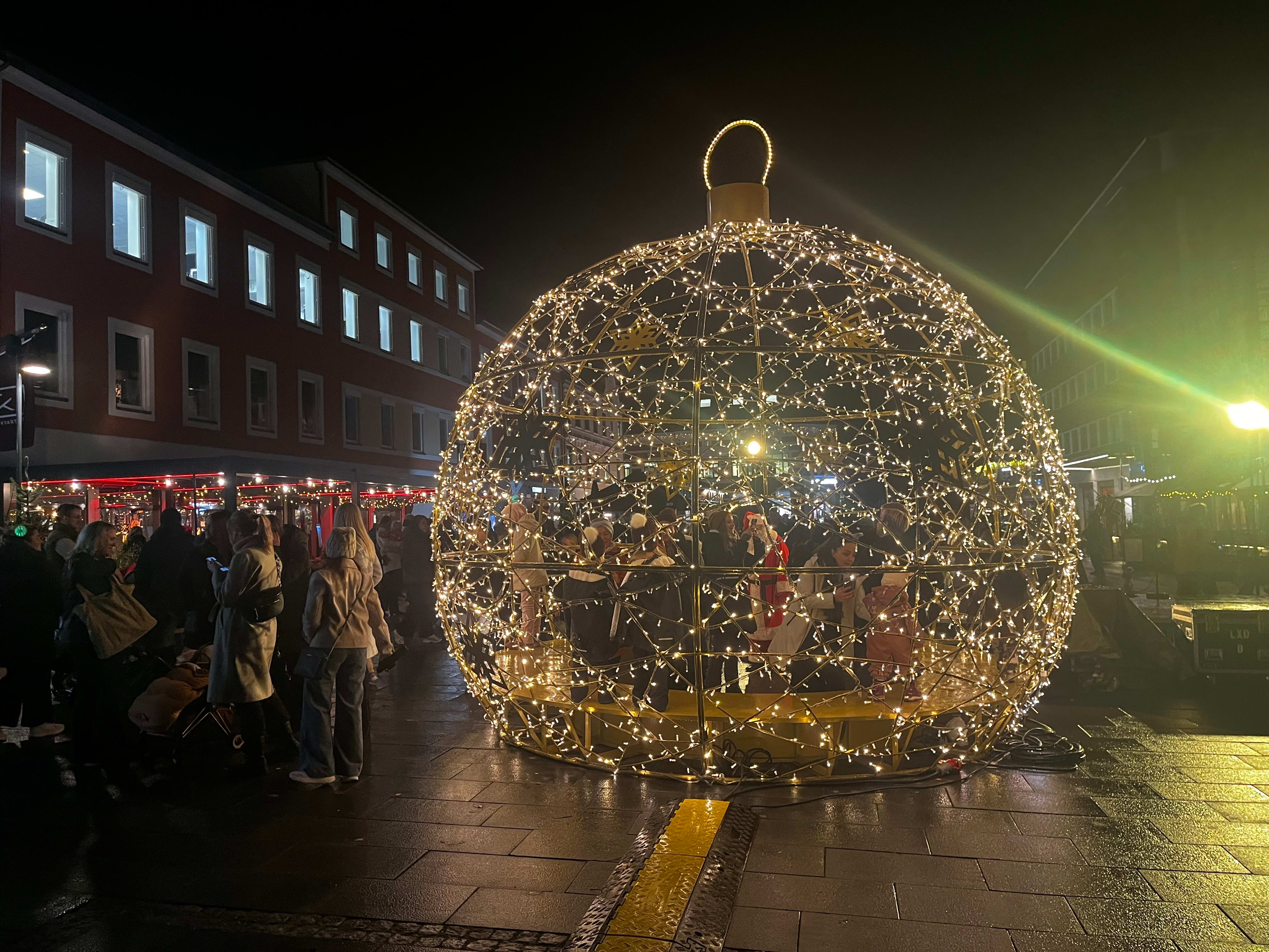 Nå er jule­kula tent: – En kjempe­suksess