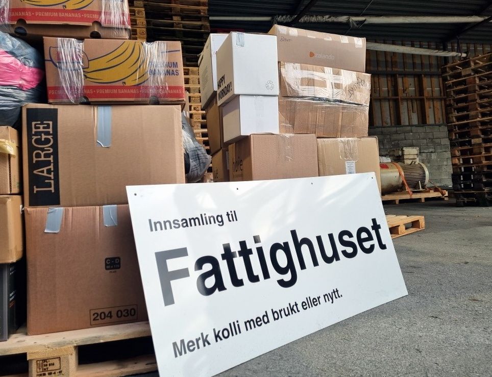 Rekord: Innsamla kasser til Fattighuset på kaia til Tenden torsdag ettermiddag. Fluorlux har støtta aksjonen med å lage dette flotte skiltet i år.