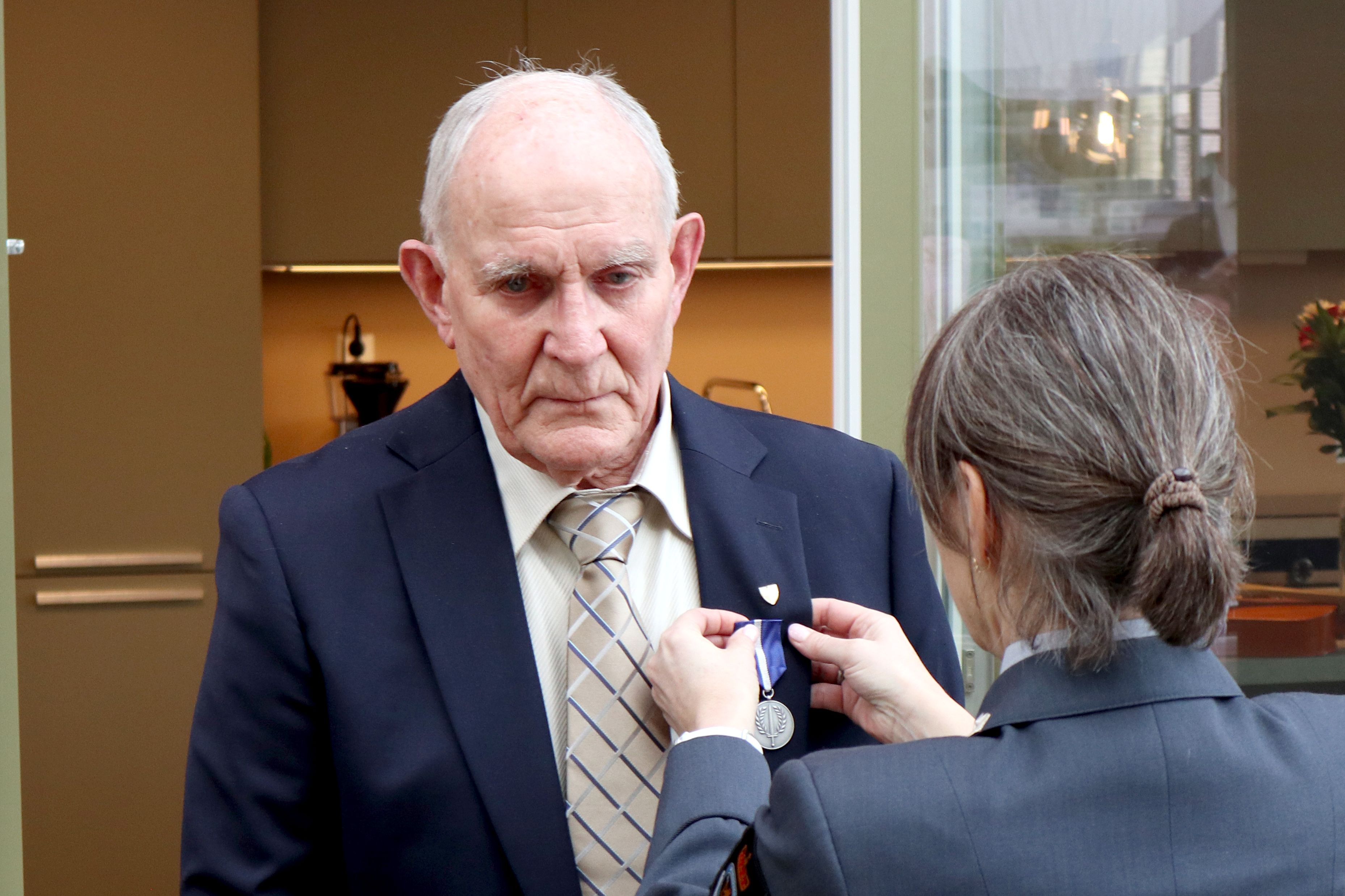 Her får Ragnvald medalje 63 år etter at han tjenestegjorde for FN - s-n.no