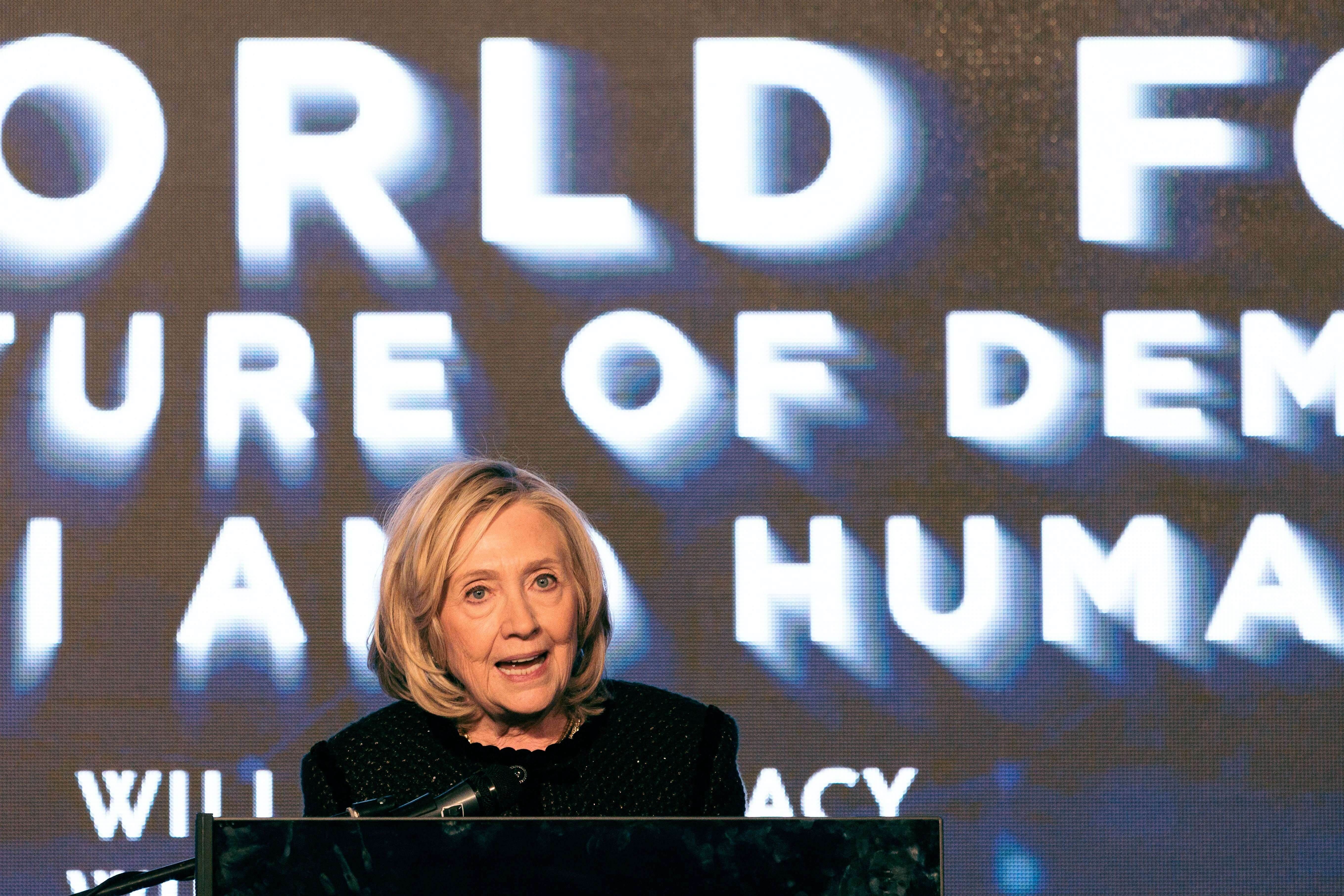Hillary Clinton beskylder Trump for avledningsman&oslash;ver i Epstein-saken