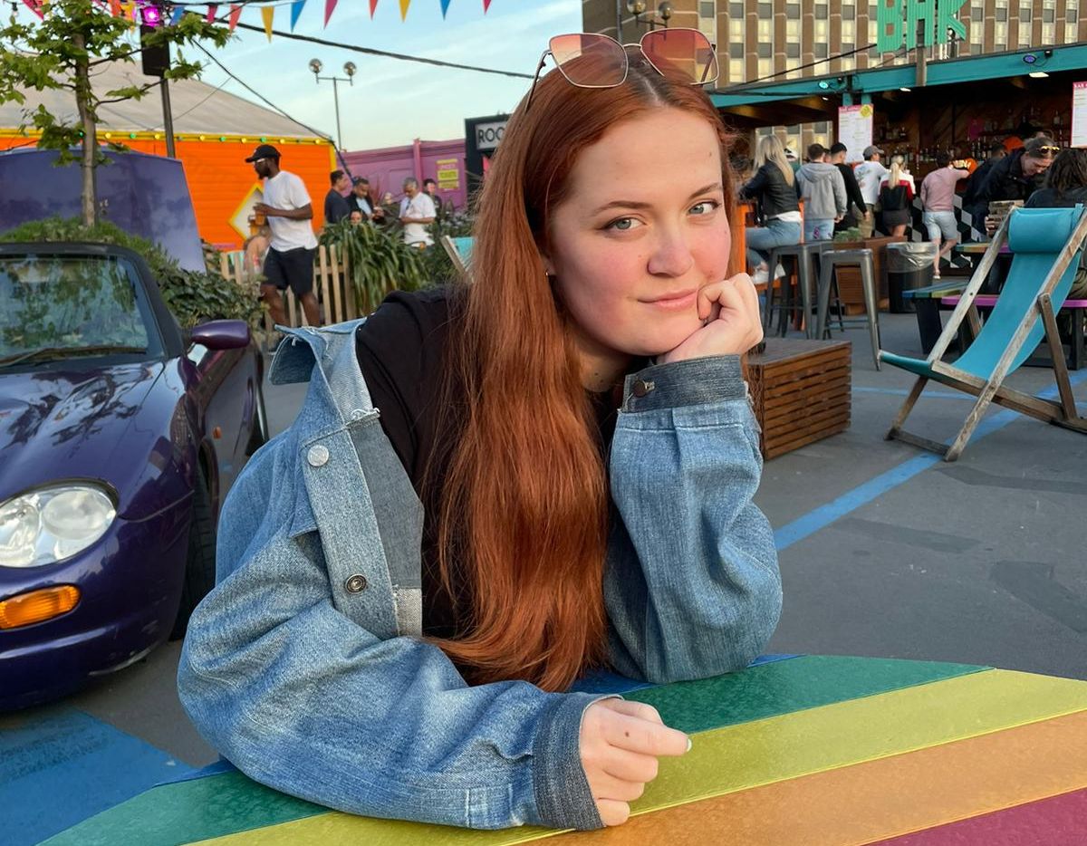 Runa (26) bor i den engelske storbyen: – Jeg driver og jobber meg opp ...