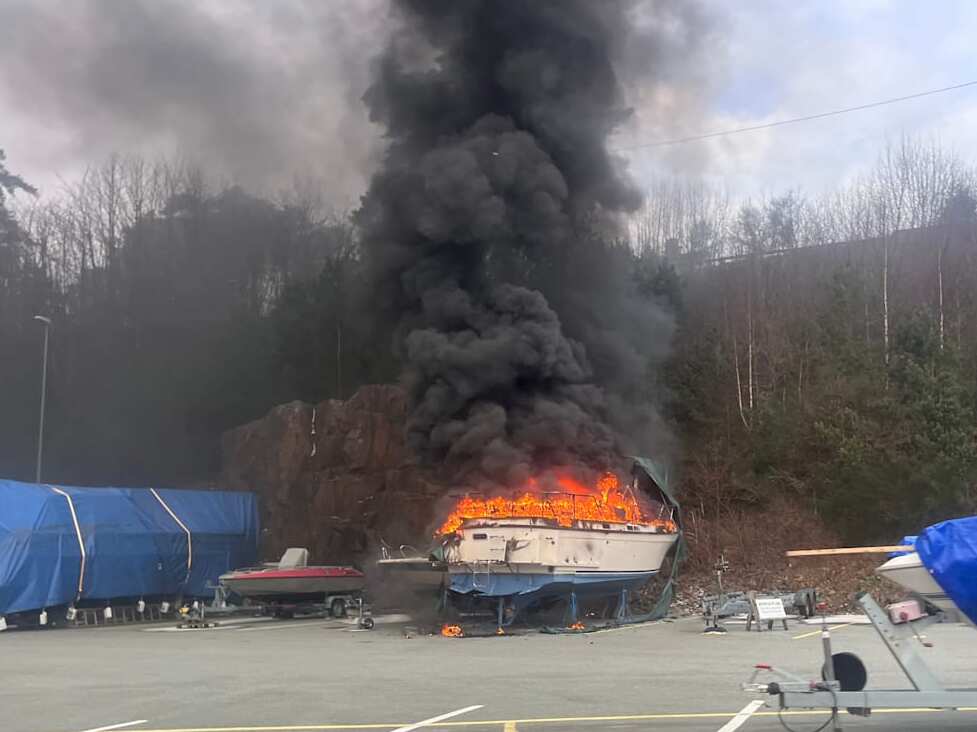 Båt i full fyr ved småbåthavn