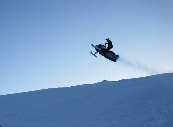 Debatten har rast om straff for ulovlig kjøring. Nå har regje­ringen konklu­dert.