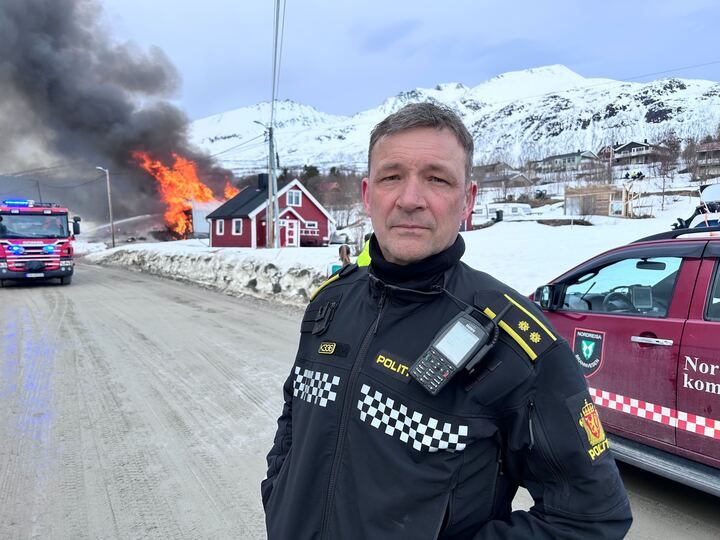 Hus brant ned i Oksfjordhamn: - Ingen er skadet og ingen er savnet ...