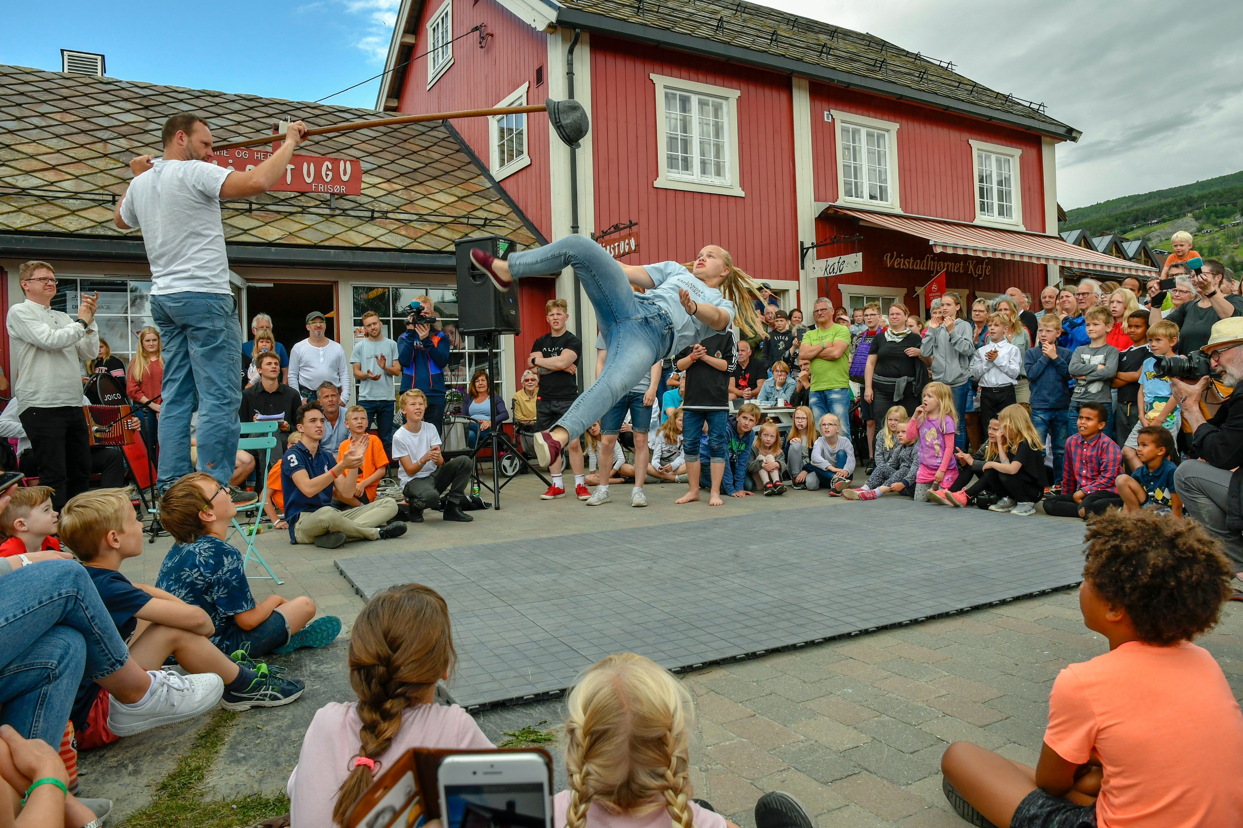 Kven har det høgaste og mest stilfulle hattesparket? - fjuken.no