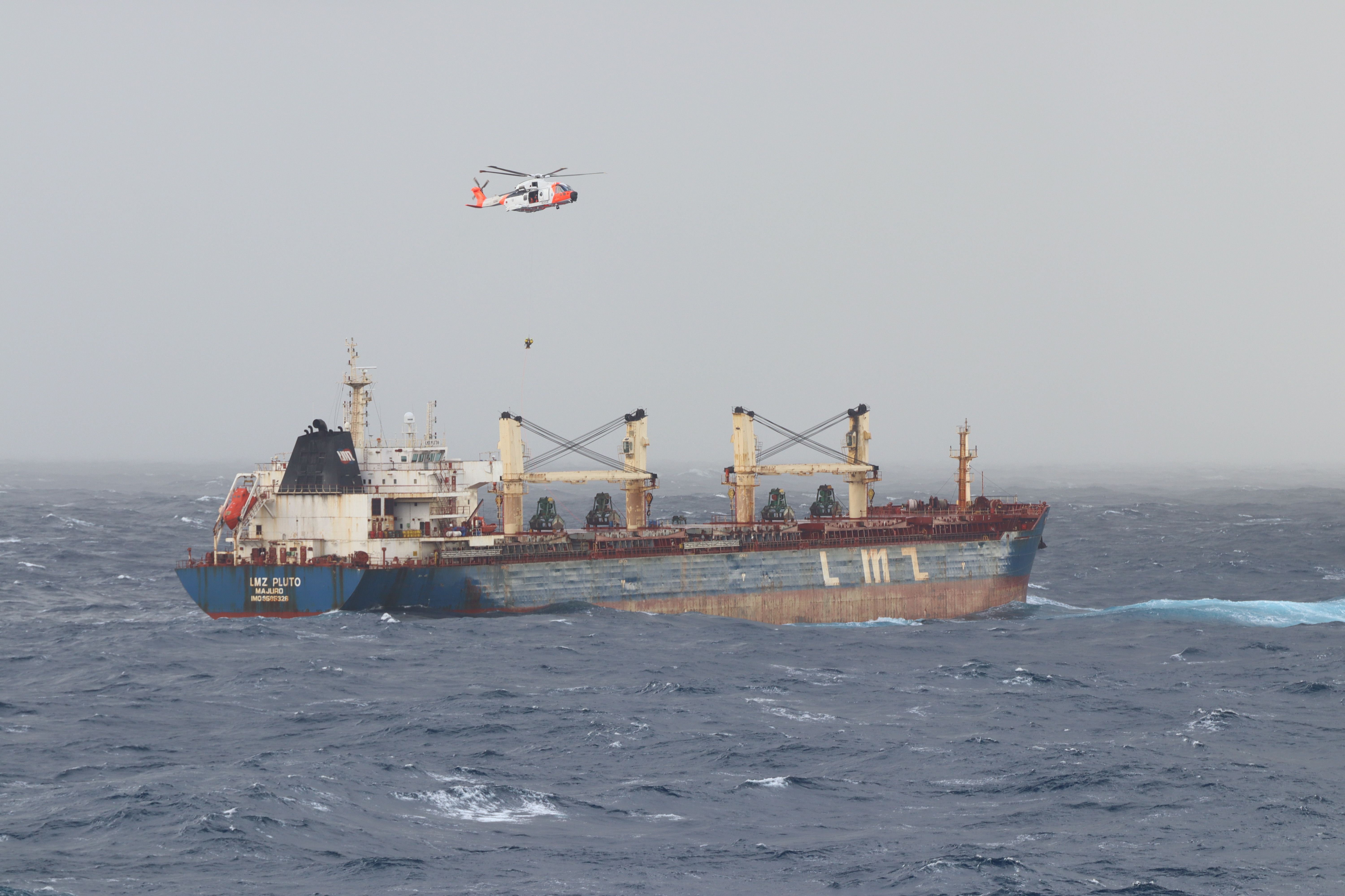 Evakuert skip i Norskehavet er tatt under nødslep