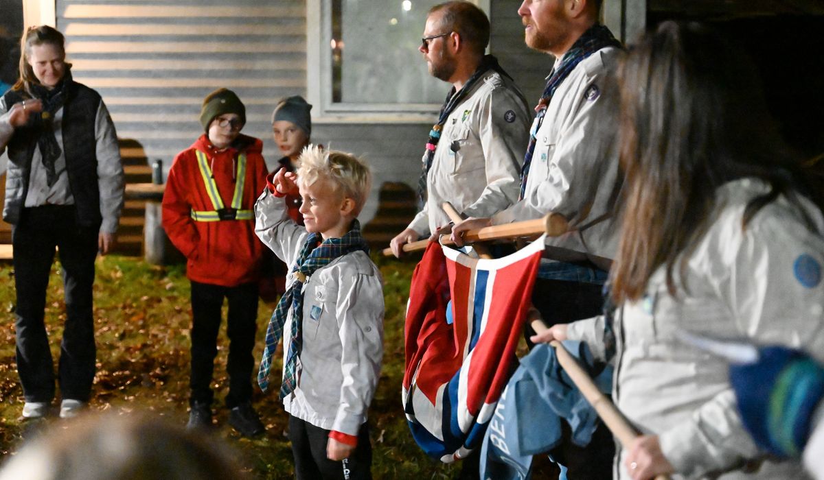 Høytidelig seremoni for Gustav (8) og 15 andre: – Deilig å bli speider på ordentlig