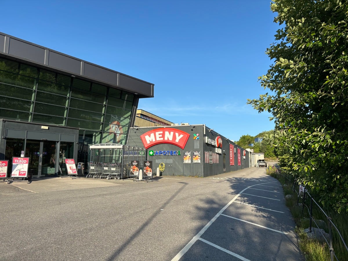 Sparket og slått flere ganger mens han lå nede