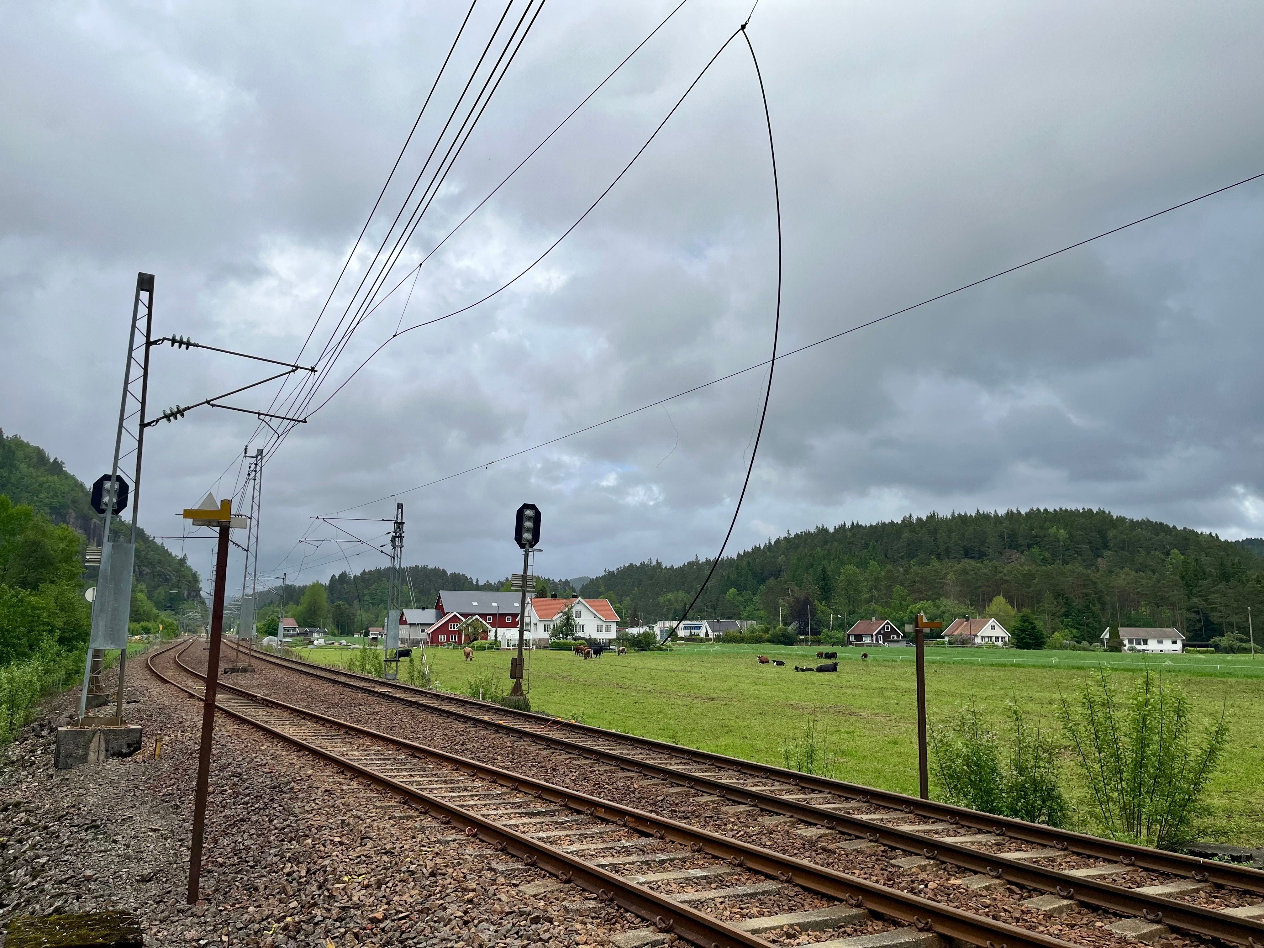 Lastebil kjørte ned kjøre­ledning – Sørlands­banen stengt