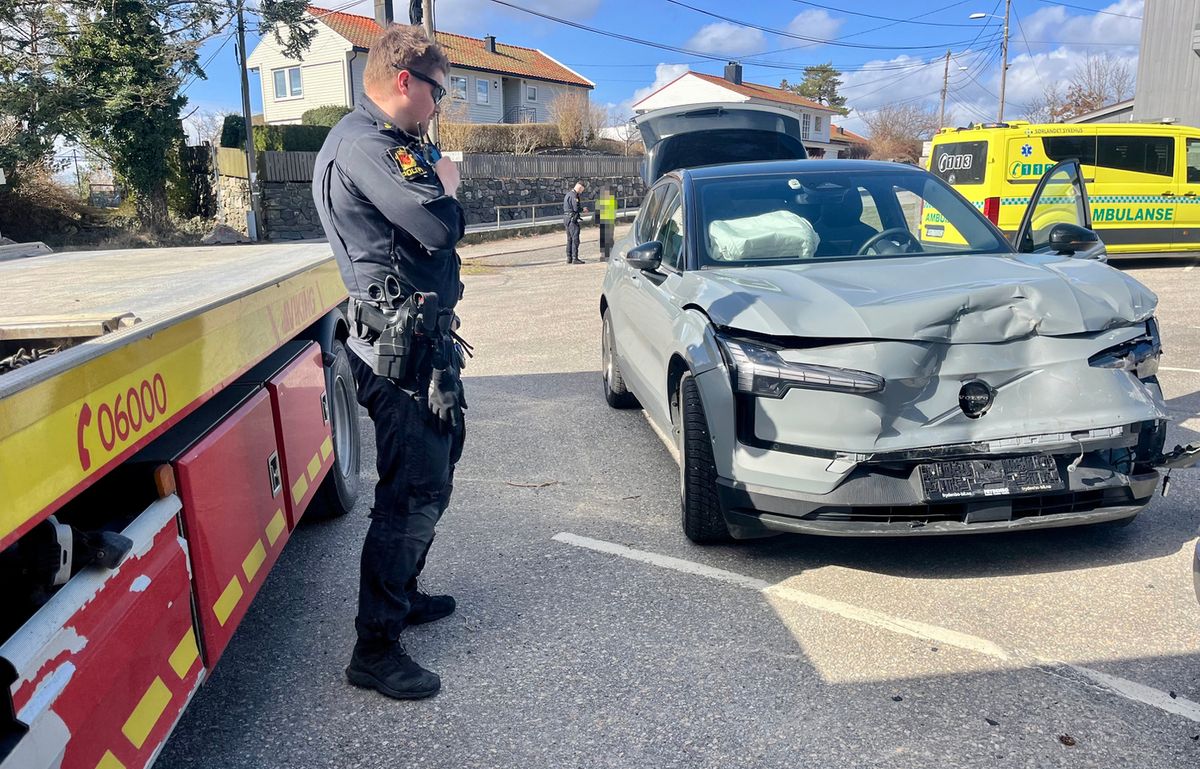 To biler kolliderte i Kristiansand