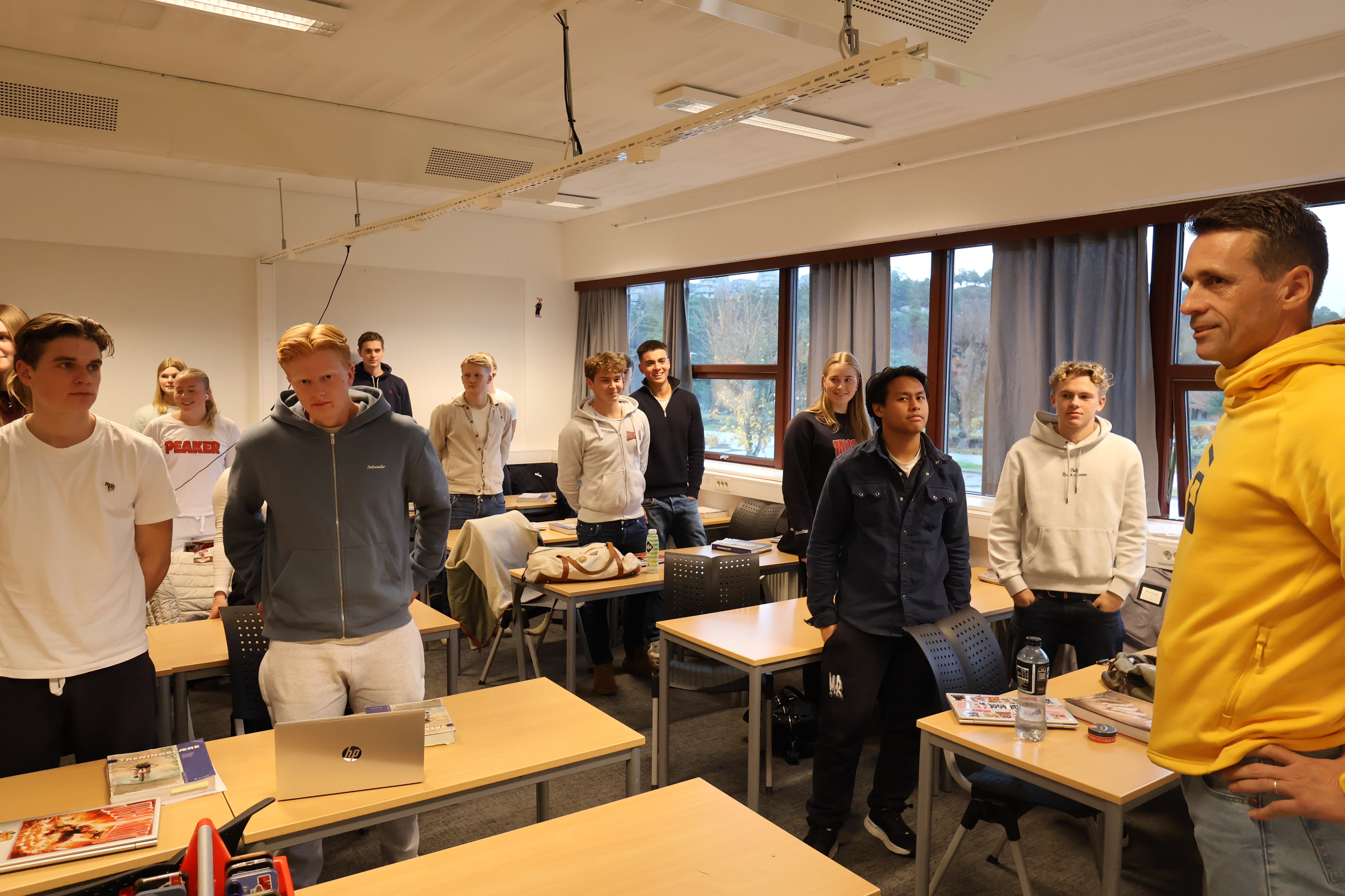 Her må elevene reise seg for læreren