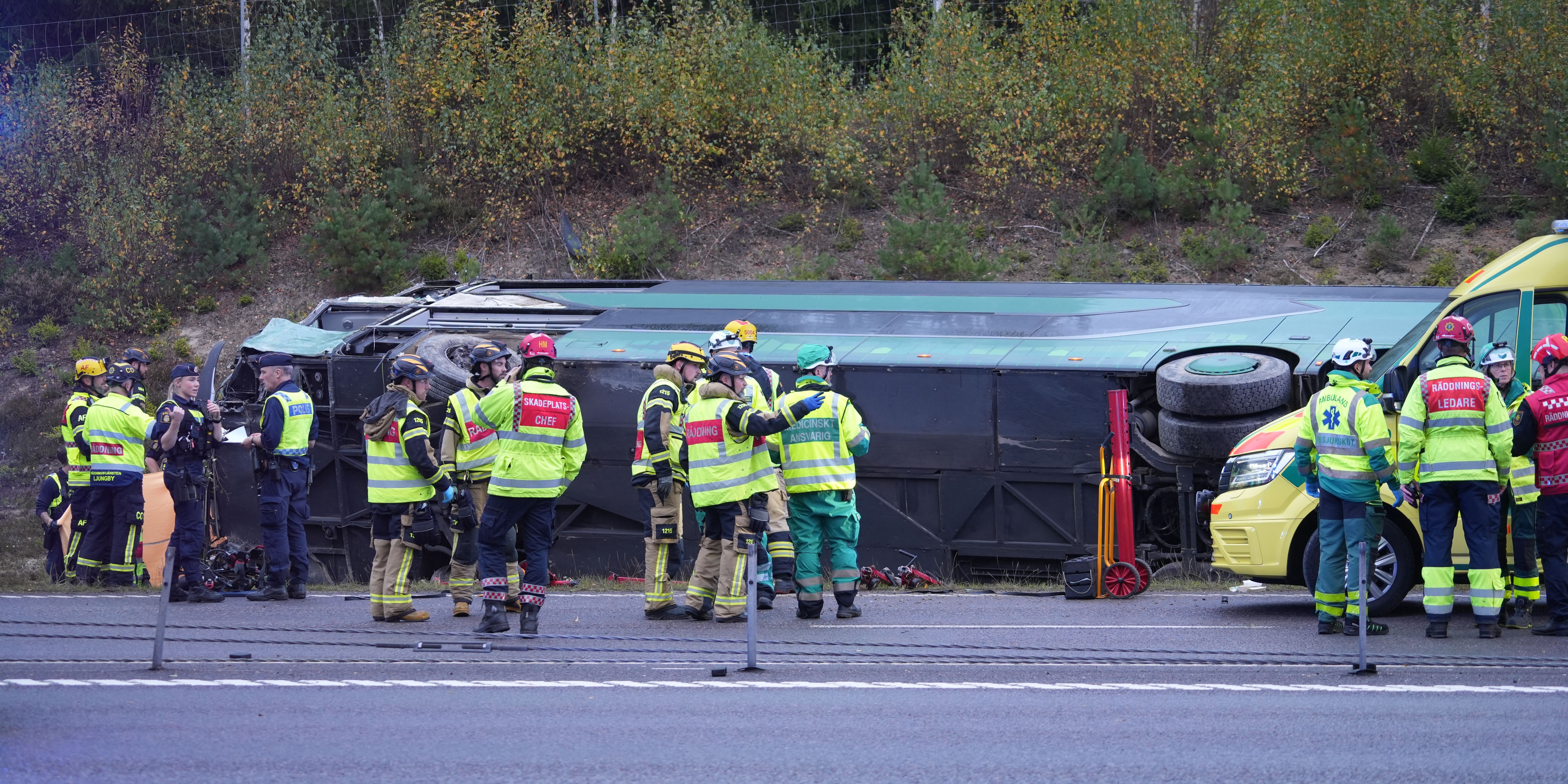 Tiotal allvarligt skadade efter svår bussolycka