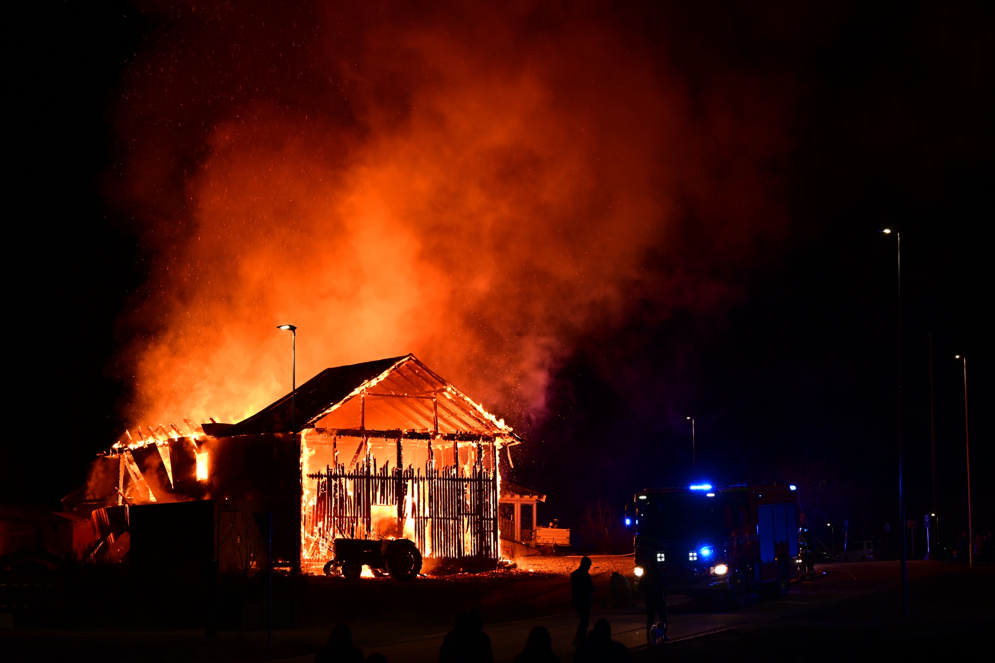 Kraftig l&aring;vebrann i L&oslash;ten &ndash; brannfolk jobber for &aring; redde bolighus