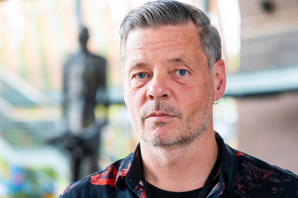 Han har tungt for å forstå kvinner.  Det er forståelig